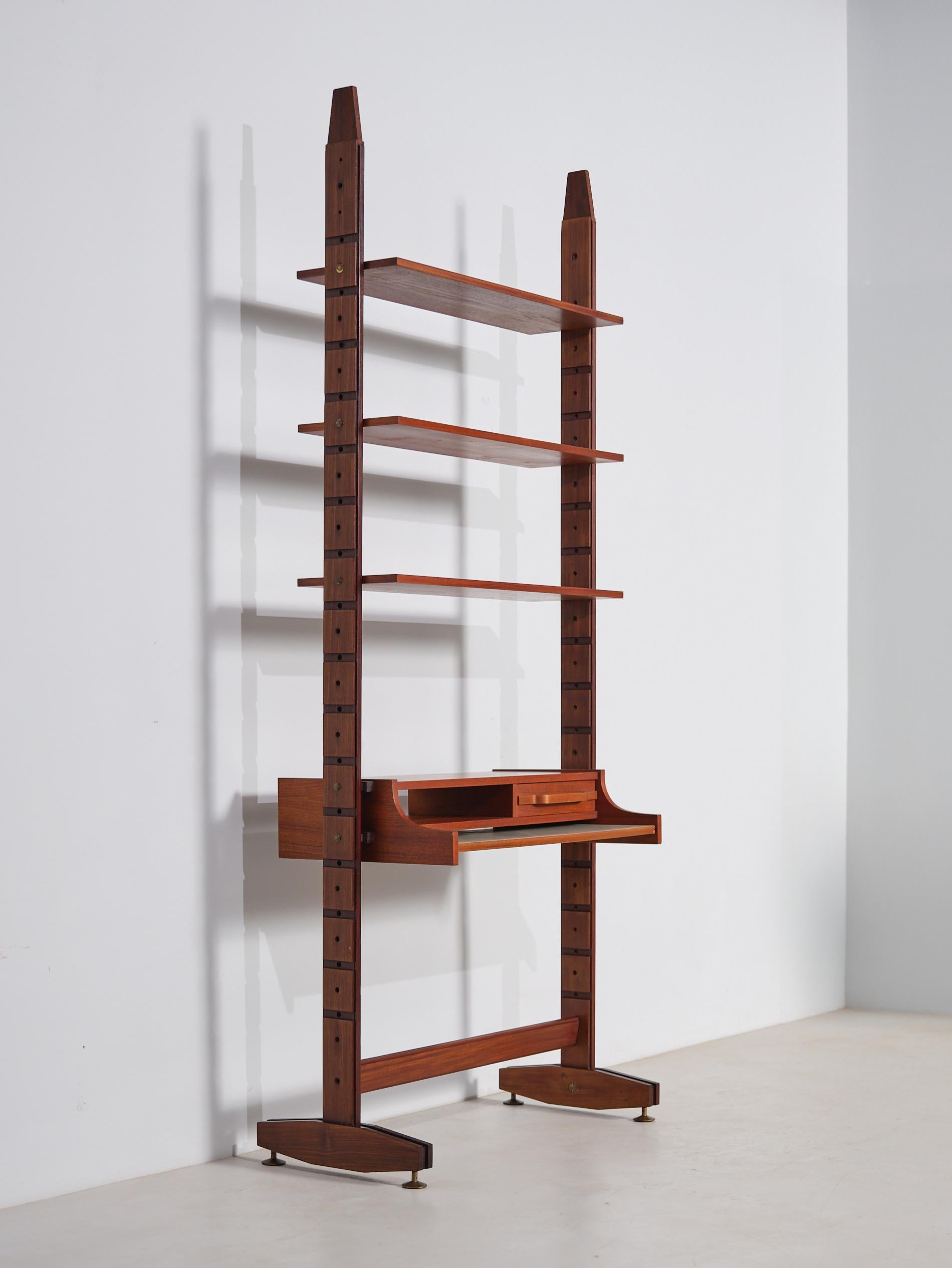 1950er Jahre Italienisches Modulares Bücherregal mit Schreibtisch - Exotisches Holz, Messingbeschläge (Moderne der Mitte des Jahrhunderts)