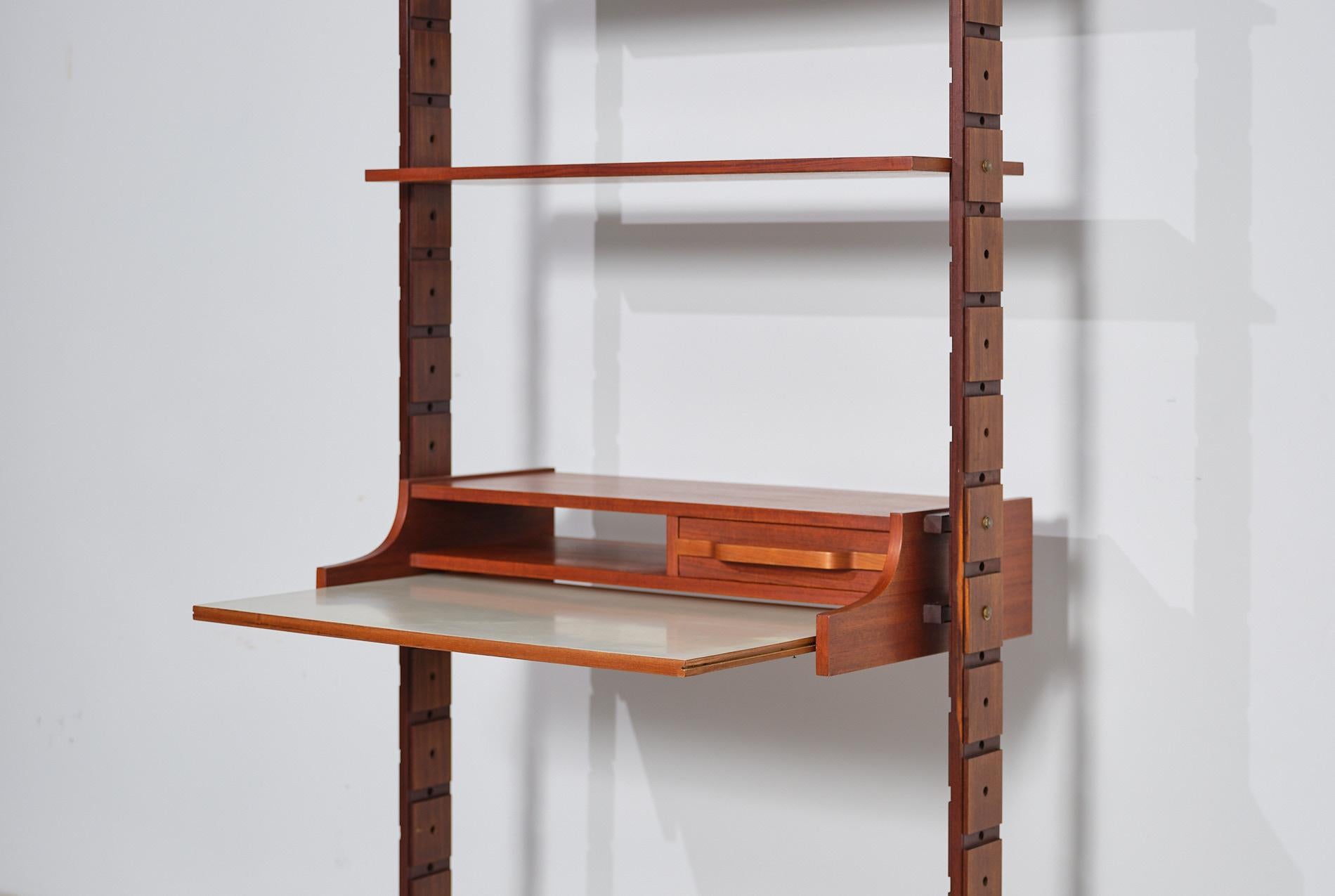 1950er Jahre Italienisches Modulares Bücherregal mit Schreibtisch - Exotisches Holz, Messingbeschläge (Mitte des 20. Jahrhunderts)