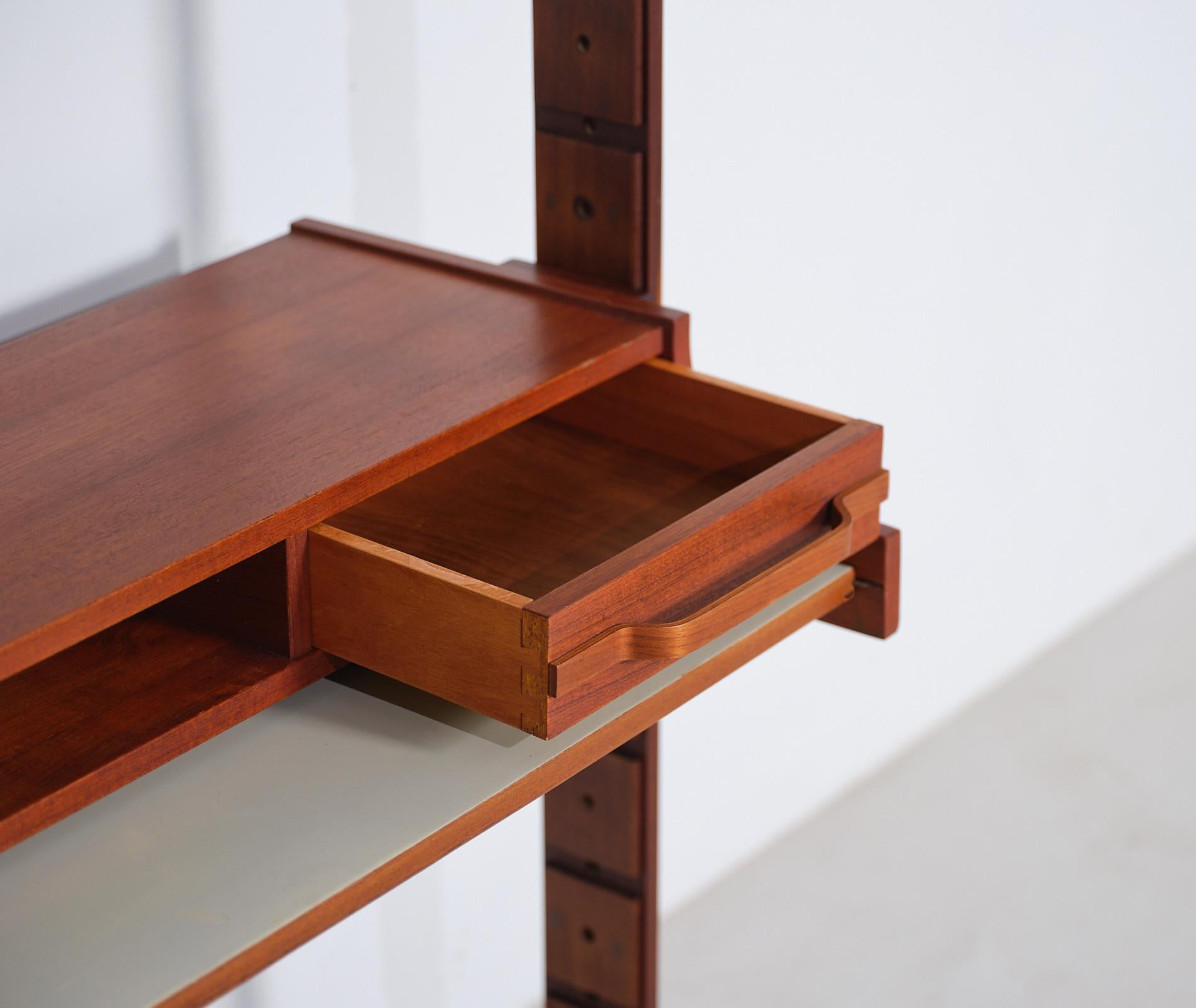 1950er Jahre Italienisches Modulares Bücherregal mit Schreibtisch - Exotisches Holz, Messingbeschläge (Formica)