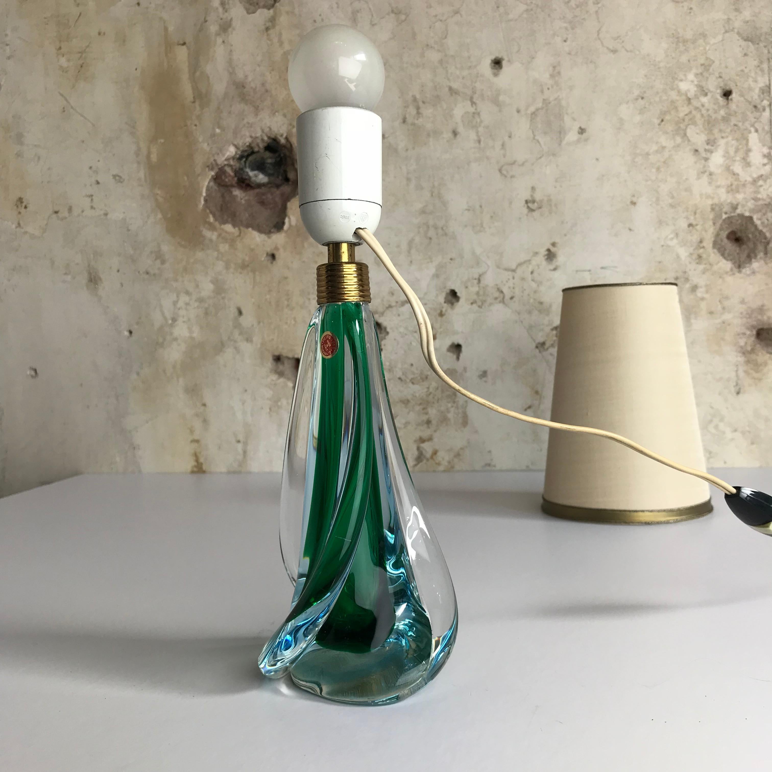 A rare 1950s Italian art glass table lamp, crafted of Murano glass by Pietro Toso. It is in excellent vintage condition with no chips, cracks or bruises. Original shade included.


Period: 1950-1960.

Measures: Height with shade: 37 cm
Height
