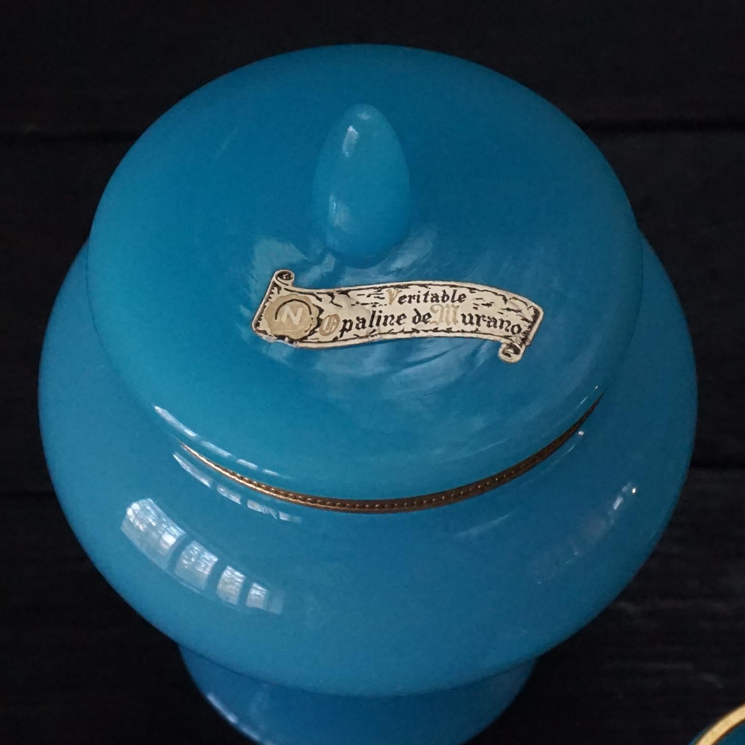 Doré Service d'orfèvrerie en verre ciselé bleu de Murano des années 1950 en Veritable Opaline de Murano en vente