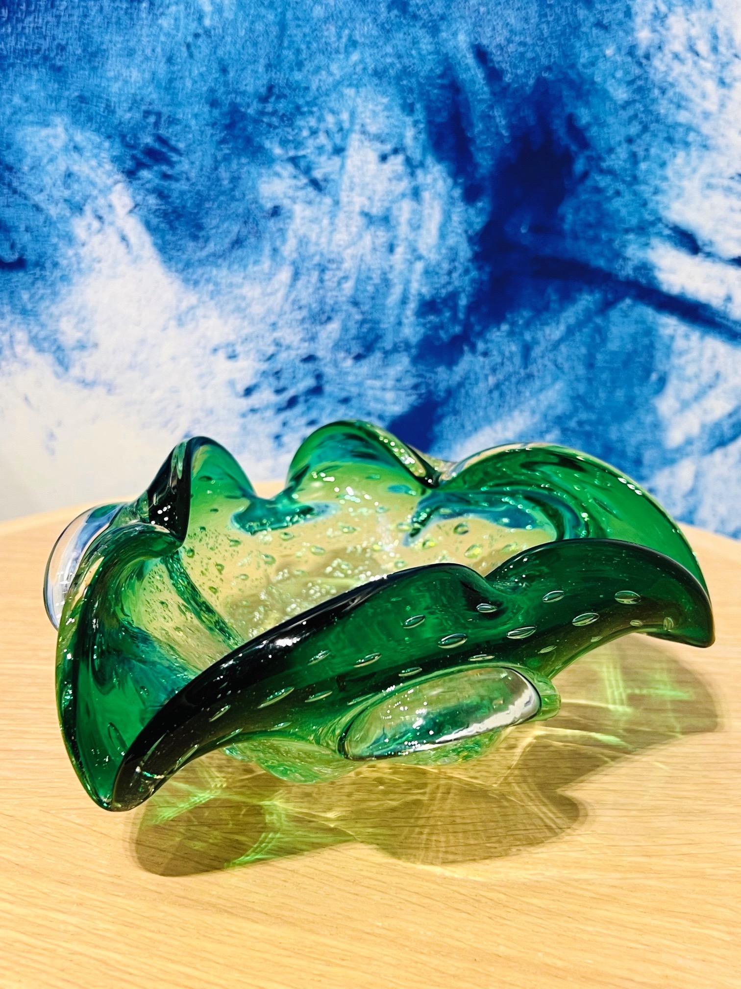 Emerald Green Murano Bowl or Ashtray with Gold Leaf Accents, Italy c. 1950s In Good Condition In Fort Lauderdale, FL