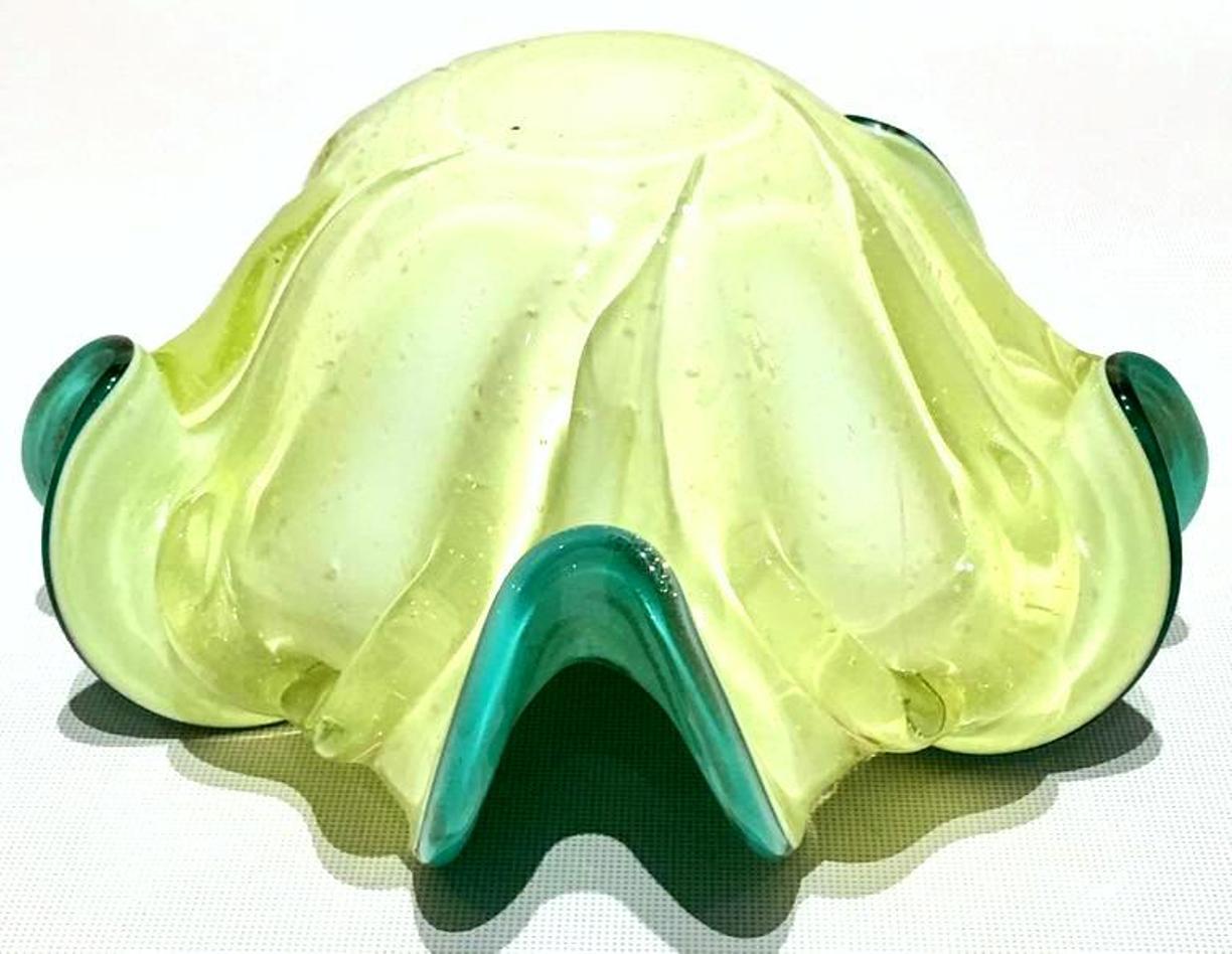 1950s Italian Murano Glass Turquoise and Chartreuse Gold Fleck Ruffle Bowl For Sale 5