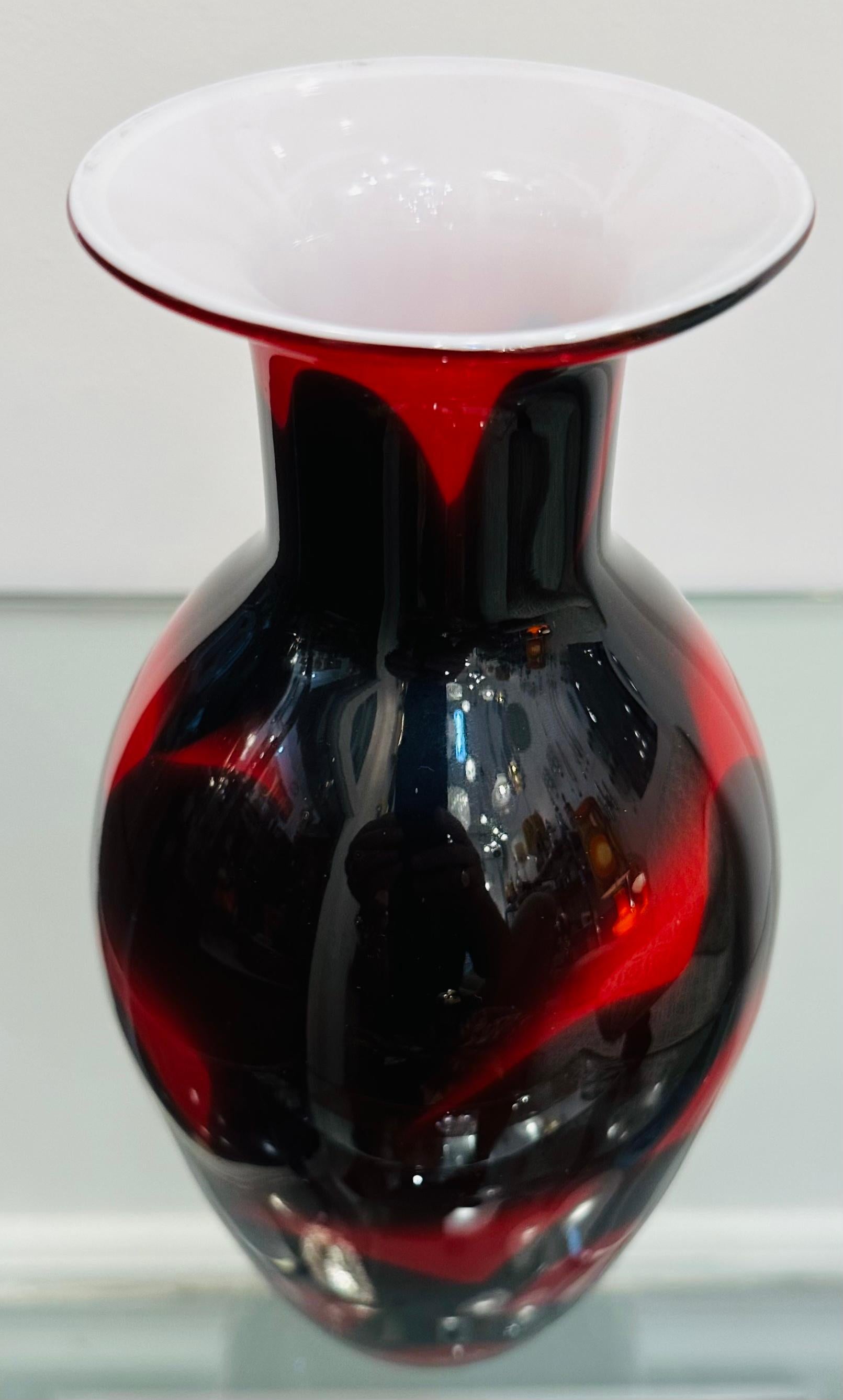Vase en verre rouge, noir et blanc de Murano datant des années 1950 Attr. Carlo Moretti en vente 4