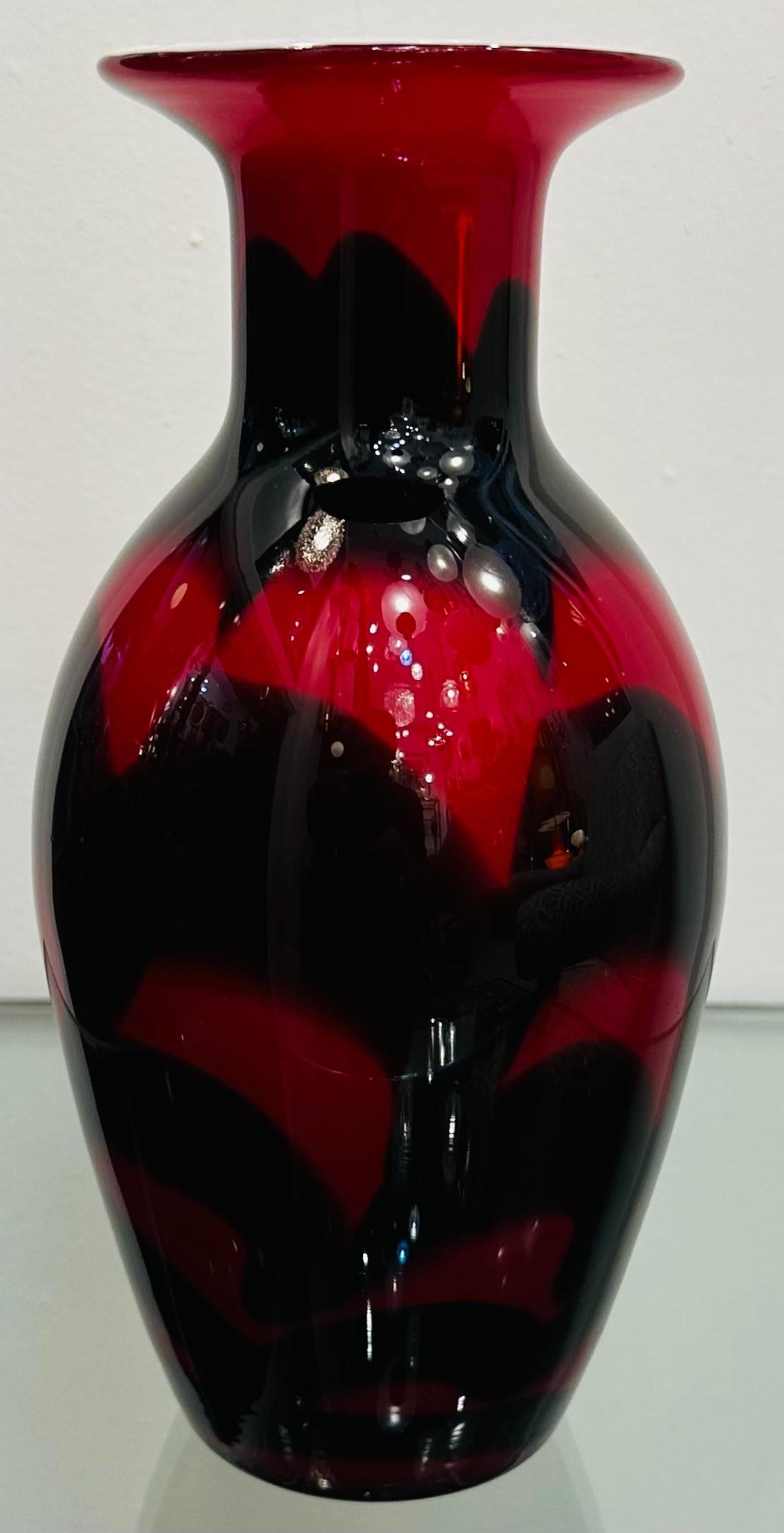 Mid-Century moderno Vaso in vetro rosso e bianco di Murano del 1950 Attr. Carlo Moretti in vendita
