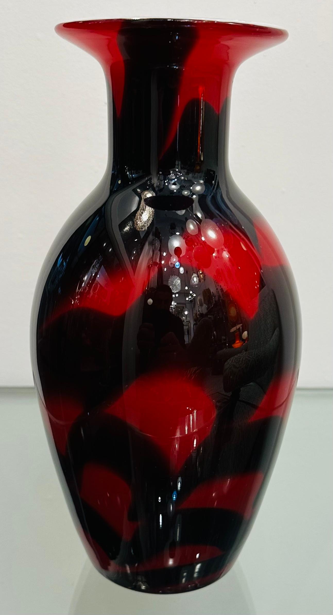 Fait main Vase en verre rouge, noir et blanc de Murano datant des années 1950 Attr. Carlo Moretti en vente
