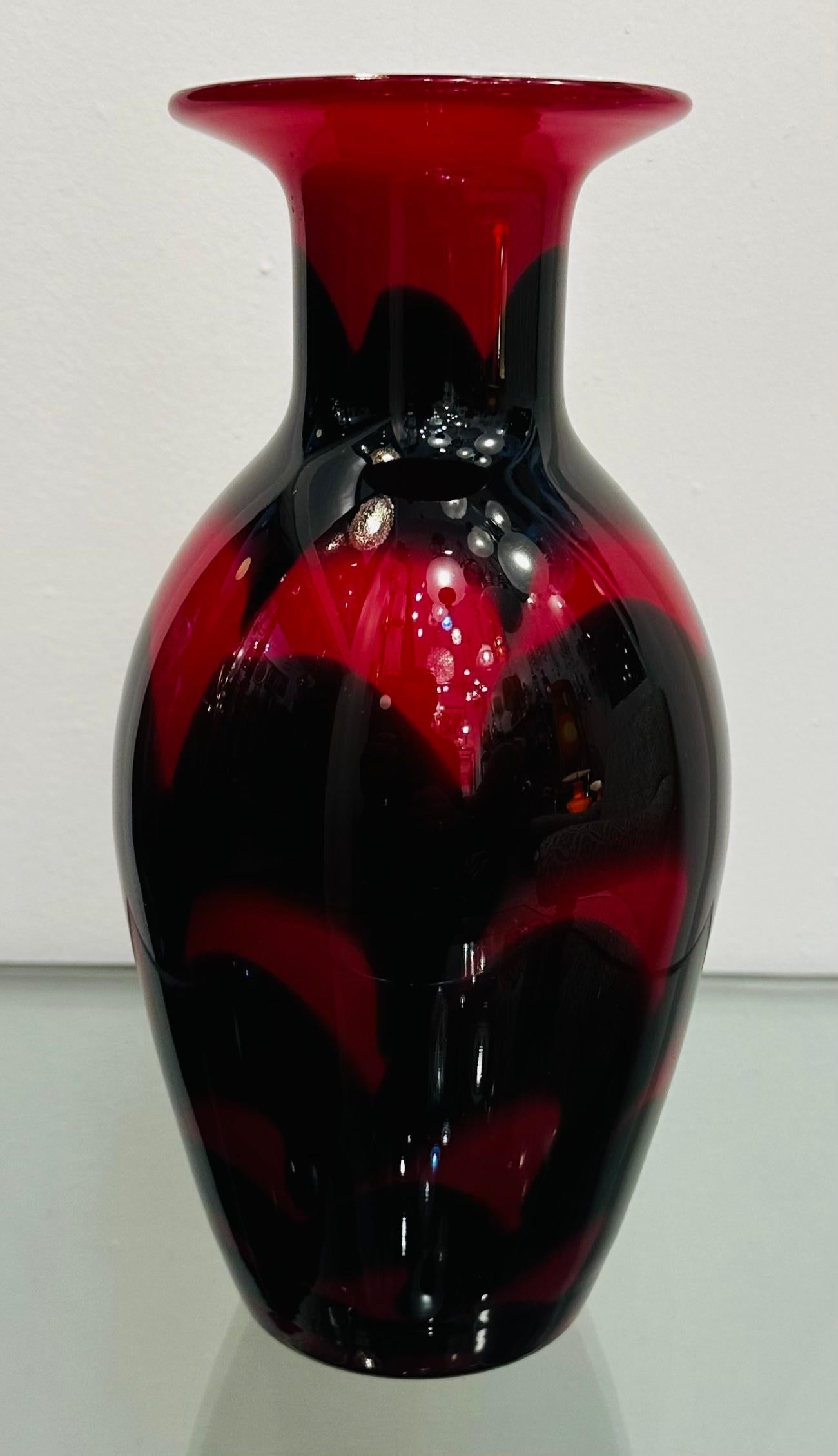 Verre de Murano Vase en verre rouge, noir et blanc de Murano datant des années 1950 Attr. Carlo Moretti en vente