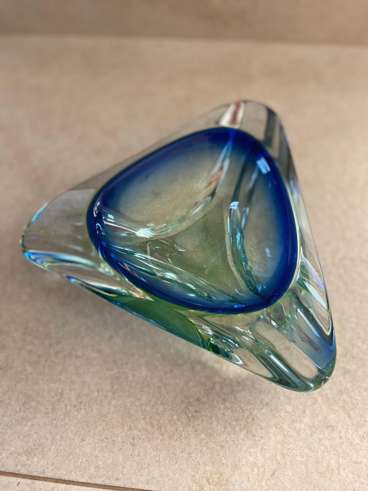 Cuenco decorativo Sommerso de Murano de mediados de siglo en una hermosa mezcla de azules y verdes. Perfecto para utilizarlo como vide-poche, cenicero o como pieza decorativa. Esta pieza es sólida y está bien hecha, con unas dimensiones aproximadas