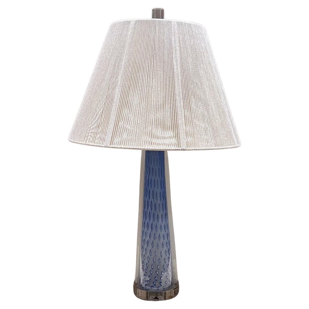 1950er Jahre Italienische Murano Tischlampe Gesprenkelt weiß blau und gold
Unmarkiert, Venini Italien zugeschrieben
22,5 h x 5 Durchmesser
Gebrauchter Vintage-Zustand
Neu verkabelt, neue Kabel, Steckdosen und Stecker.
Neuer Sockel und Endstück aus