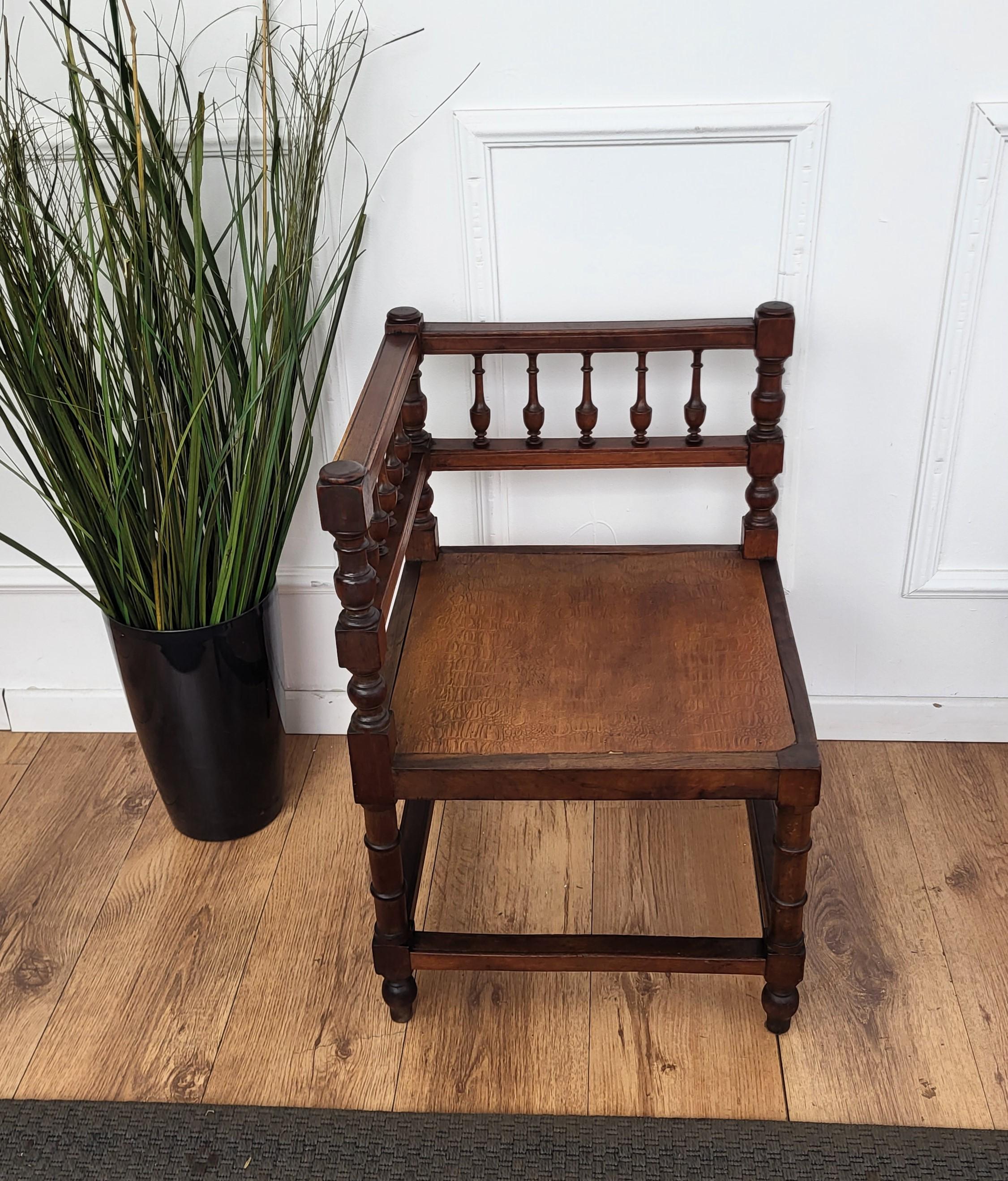 1950s Italian Neoclassic Carved Wooden Corner Chair In Good Condition For Sale In Carimate, Como