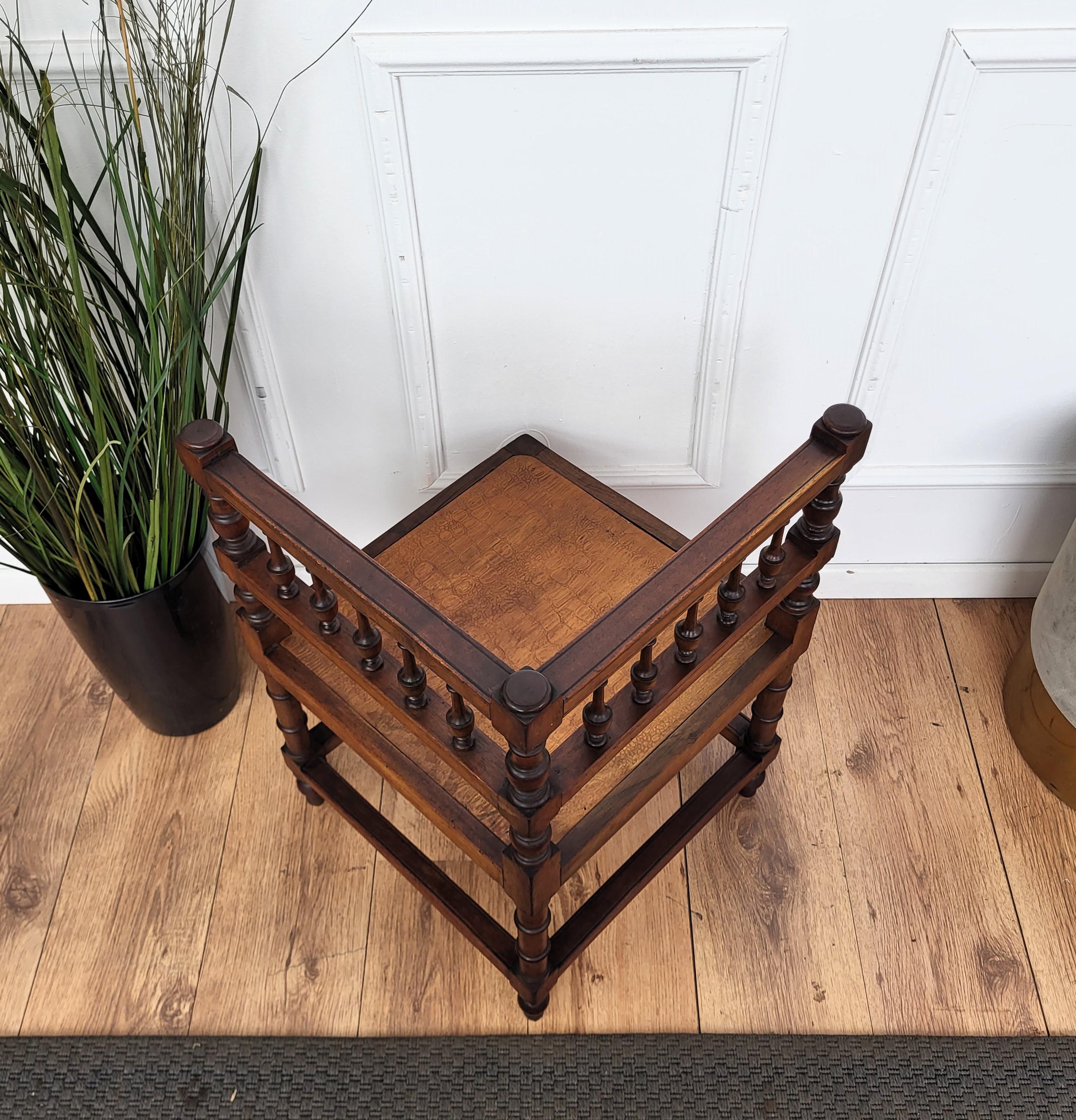 1950s Italian Neoclassic Carved Wooden Corner Chair For Sale 3