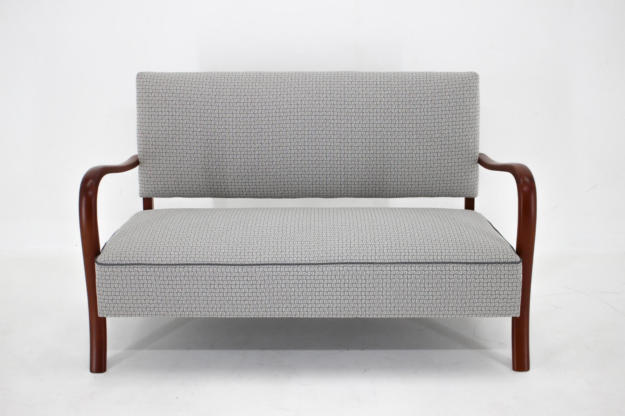 1950er Jahre Italienisch Neu gepolstertes Sofa im Style von Paolo Buffa im Angebot 4