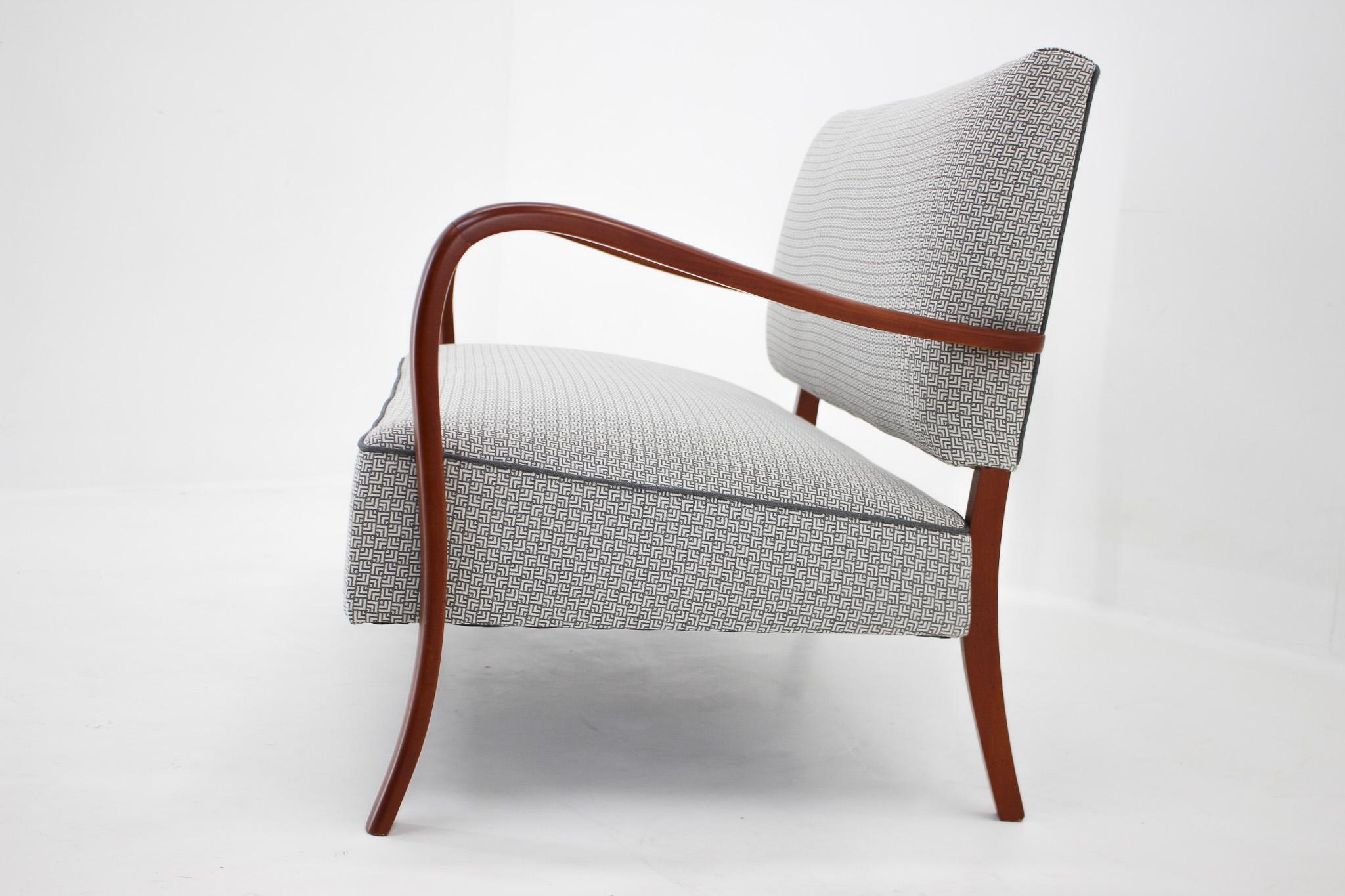 Canapé italien des années 1950 nouvellement Upholstering dans le Style de Paolo Buffa en vente 5