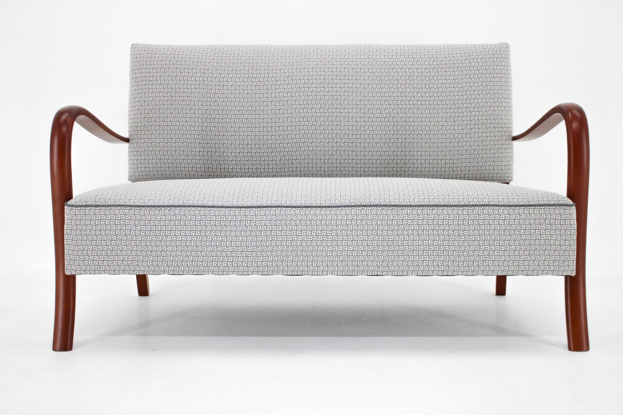 Schönes Vintage-Sofa, hergestellt in Italien in den 1950er Jahren im Stil von Paolo Buffa. Vollständig restauriert, neu gepolstert in hochwertigem synthetischem Stoff mit Easy-Clean-Technologie, weich im Griff.