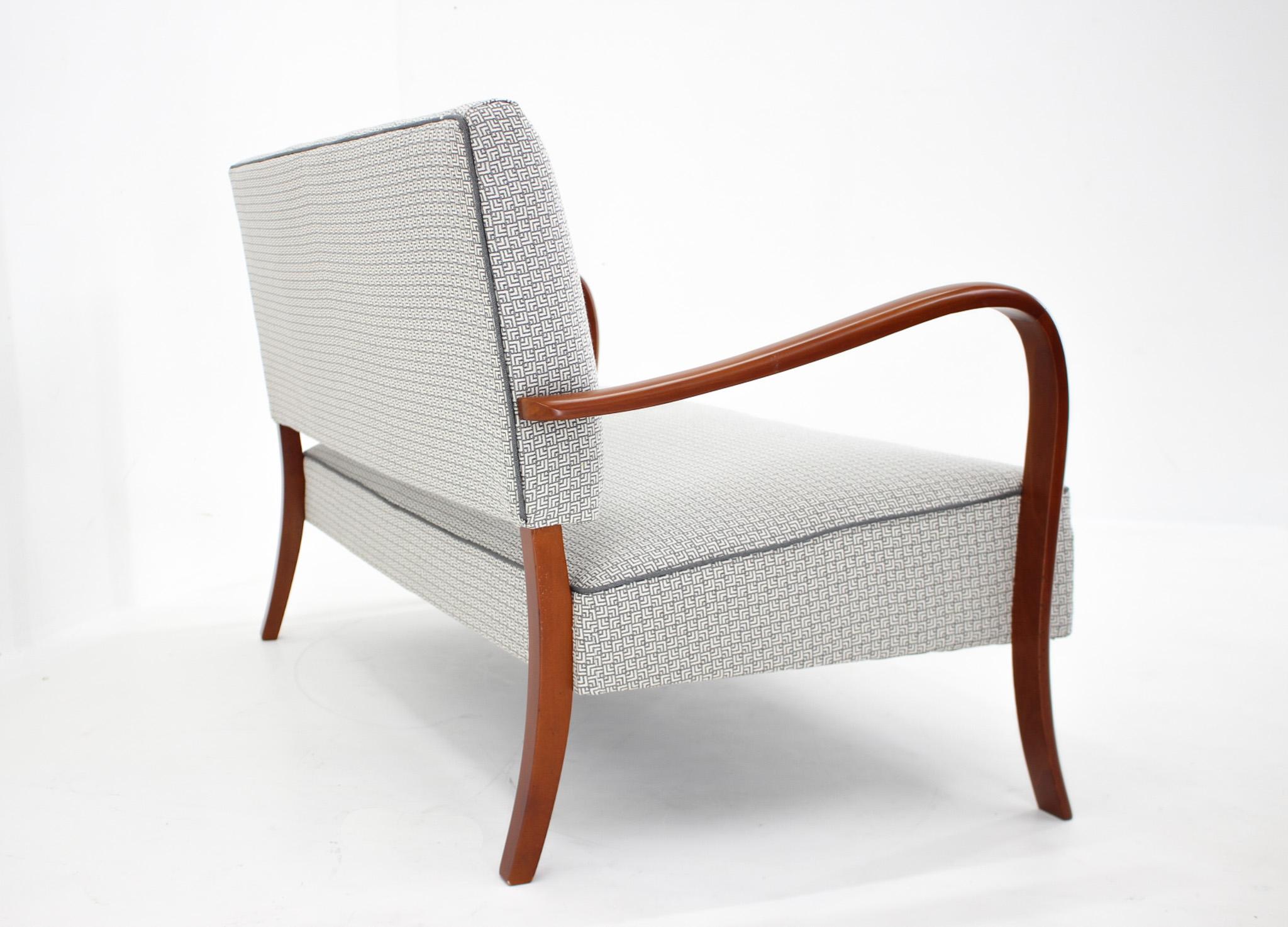 Canapé italien des années 1950 nouvellement Upholstering dans le Style de Paolo Buffa Bon état - En vente à Praha, CZ