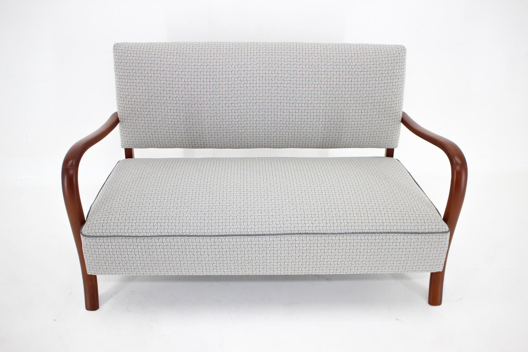 1950er Jahre Italienisch Neu gepolstertes Sofa im Style von Paolo Buffa (20. Jahrhundert) im Angebot