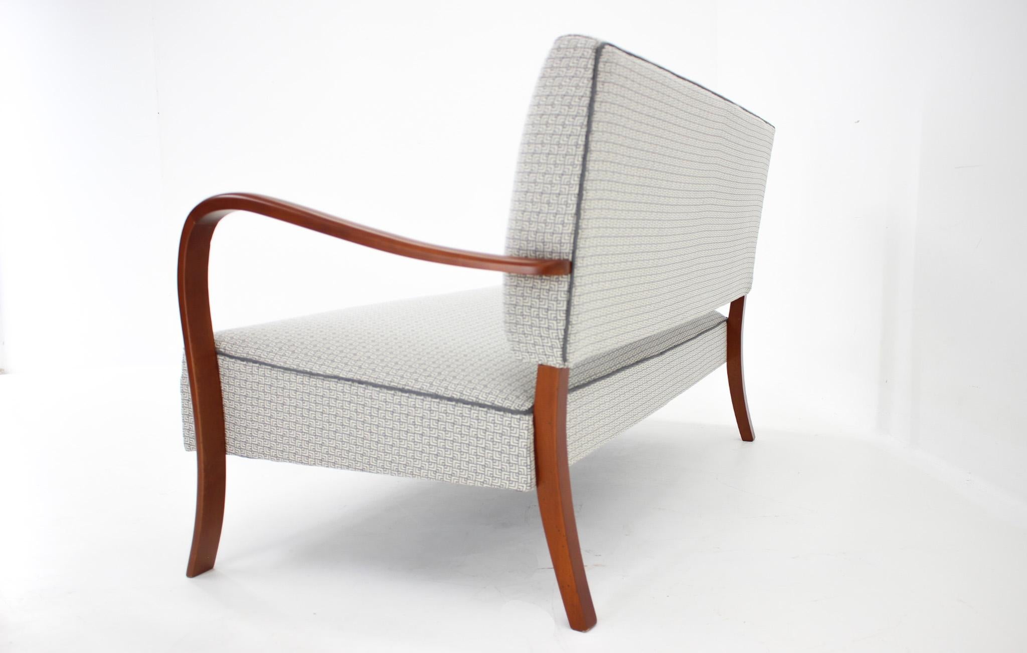 Tissu Canapé italien des années 1950 nouvellement Upholstering dans le Style de Paolo Buffa en vente