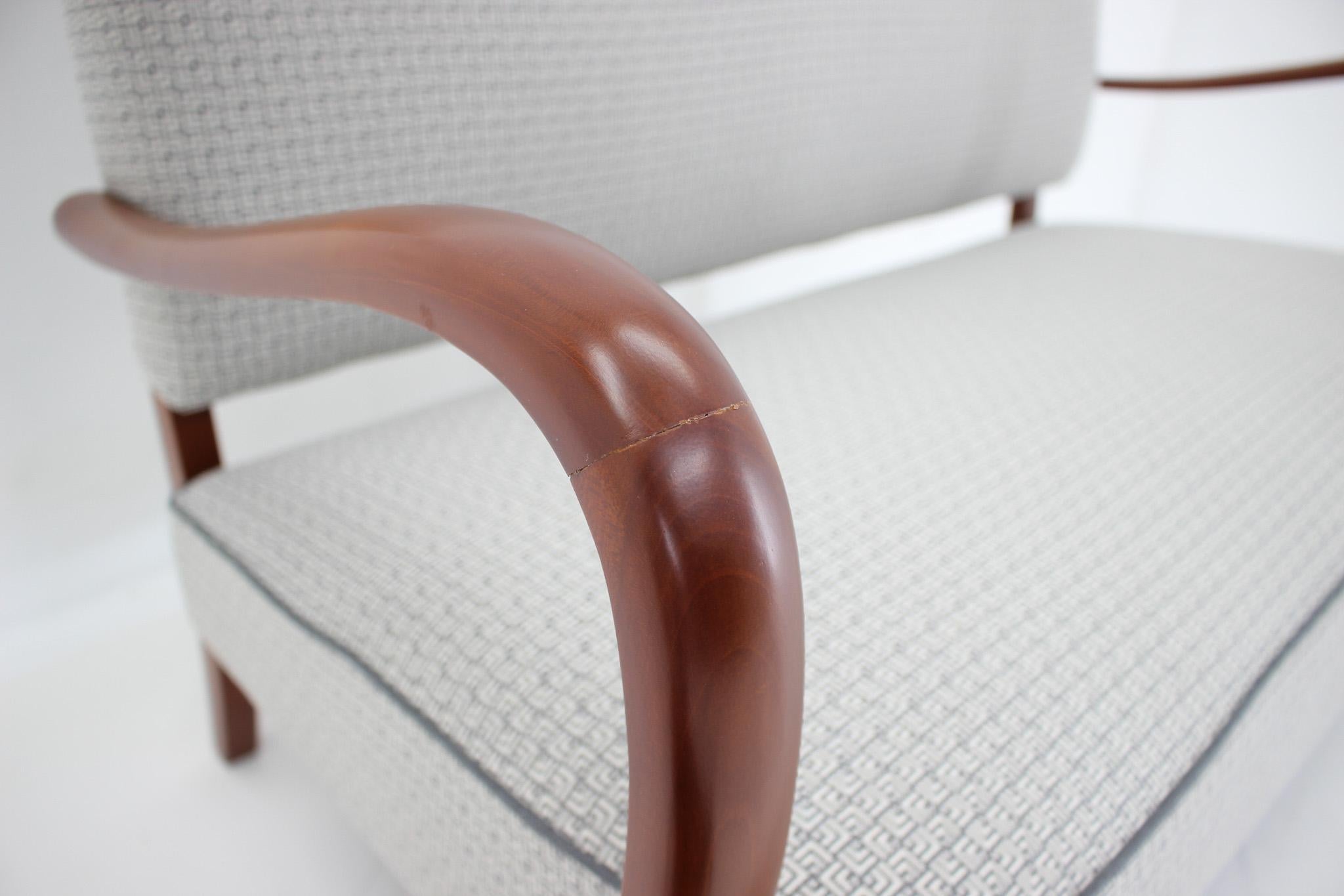 Canapé italien des années 1950 nouvellement Upholstering dans le Style de Paolo Buffa en vente 1