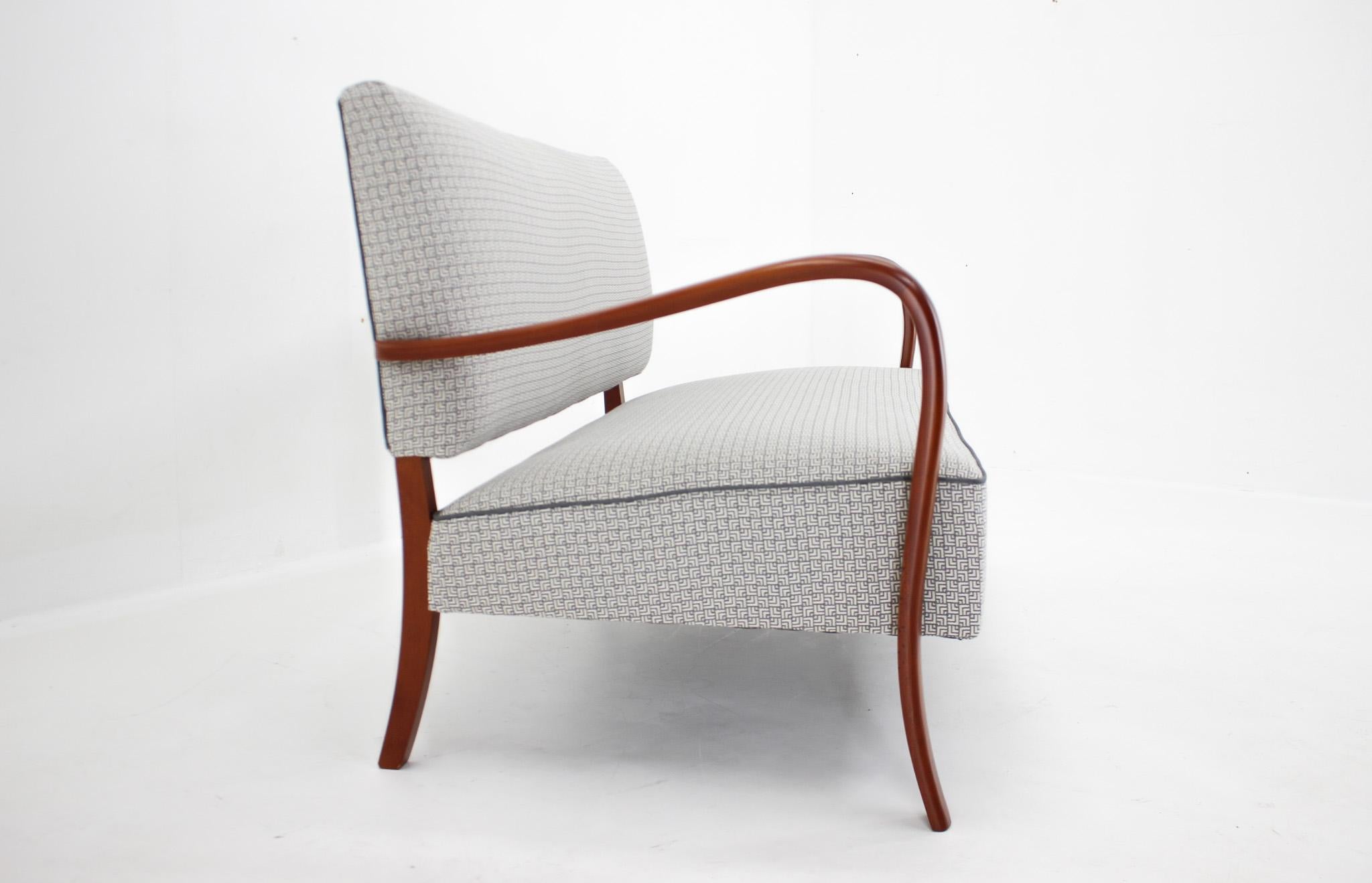 Canapé italien des années 1950 nouvellement Upholstering dans le Style de Paolo Buffa en vente 3