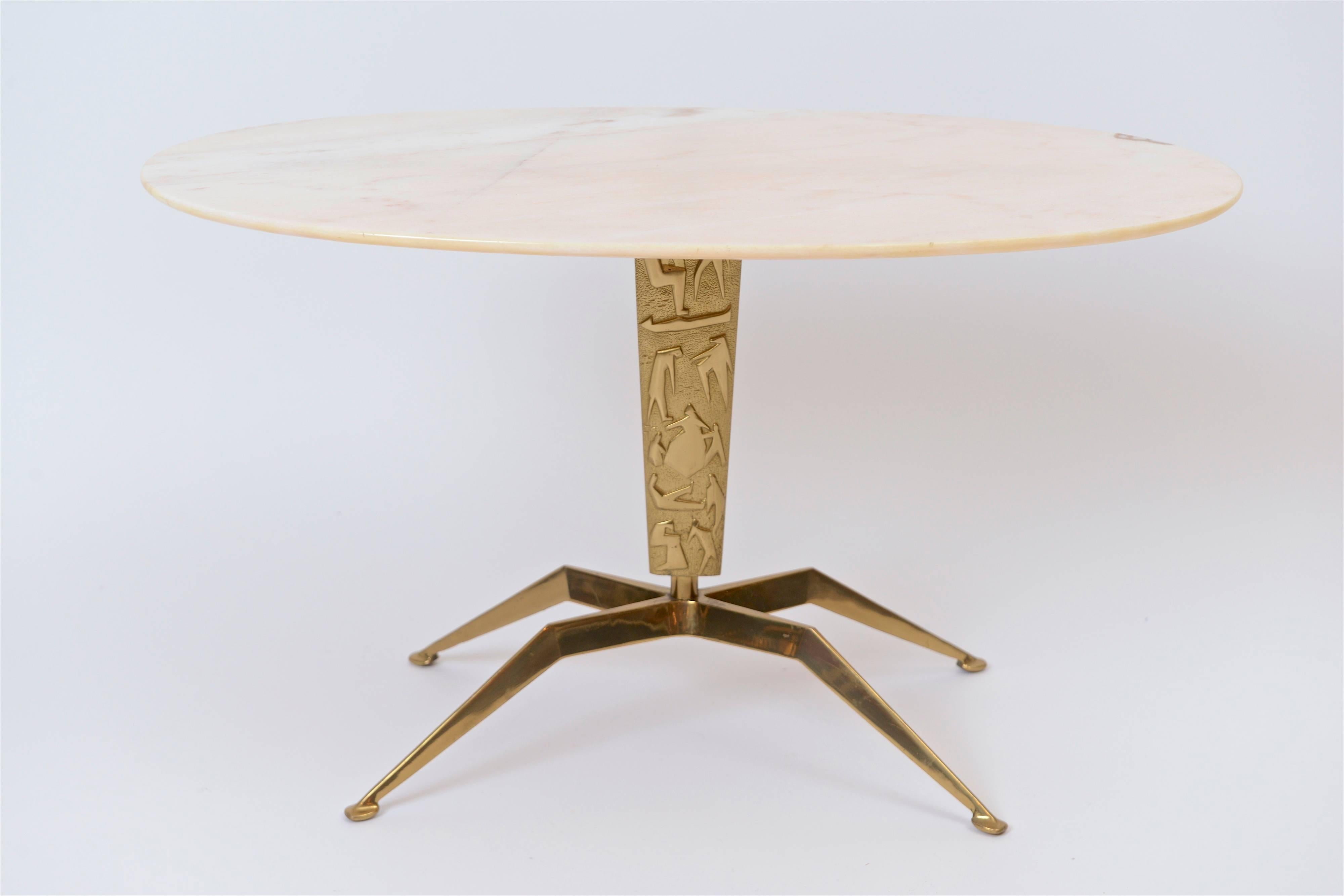 An Italian pink and white onyx coffee table with an abstrac sculptural design on its central brass support. Possibly depicting the ‘story of life’ or ‘the seven ages of man’, this wonderfully decorative table support sits on four slimline brass legs