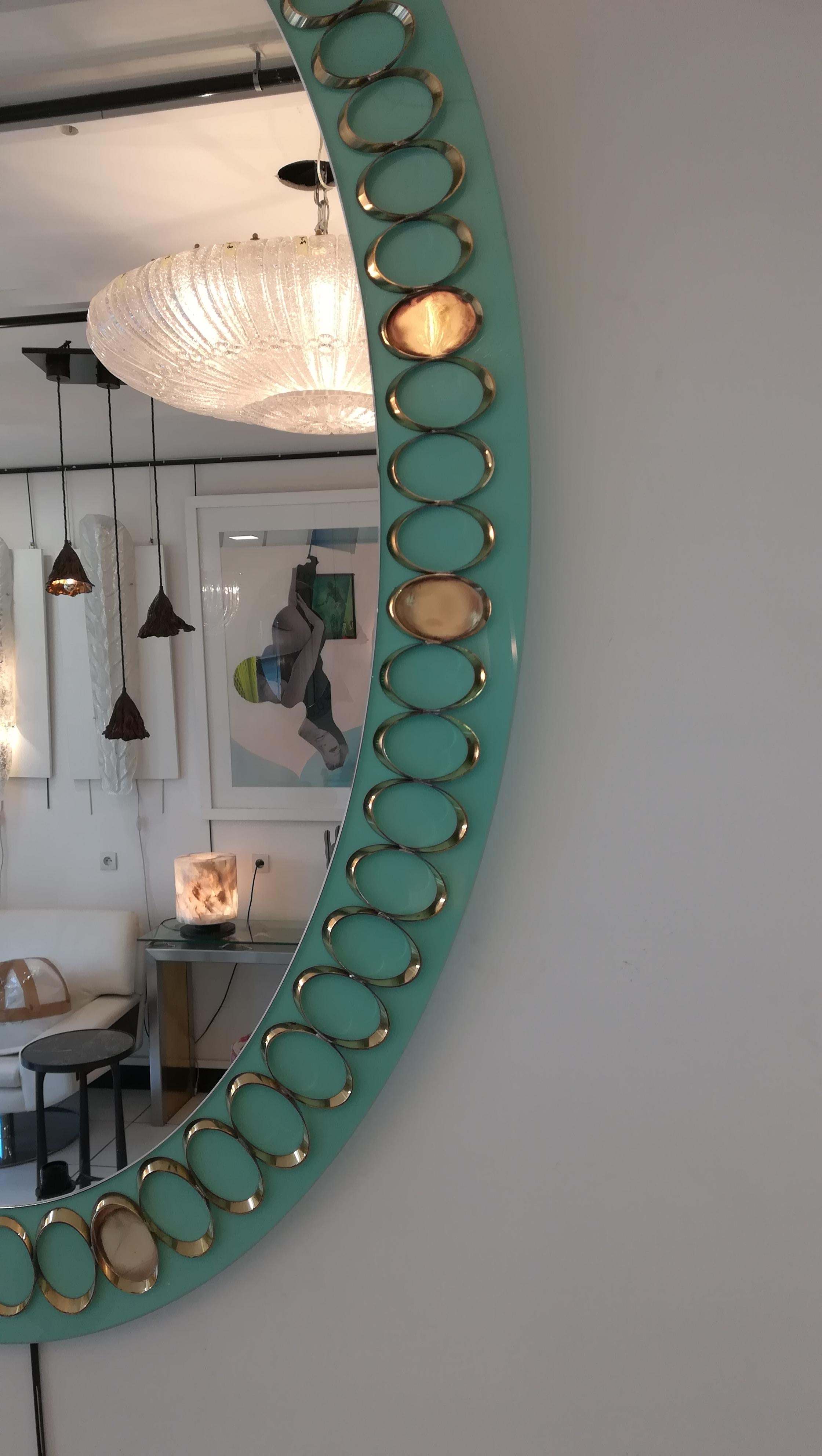 miroir italien des années 1950, en verre opalin et laiton, en parfait état.