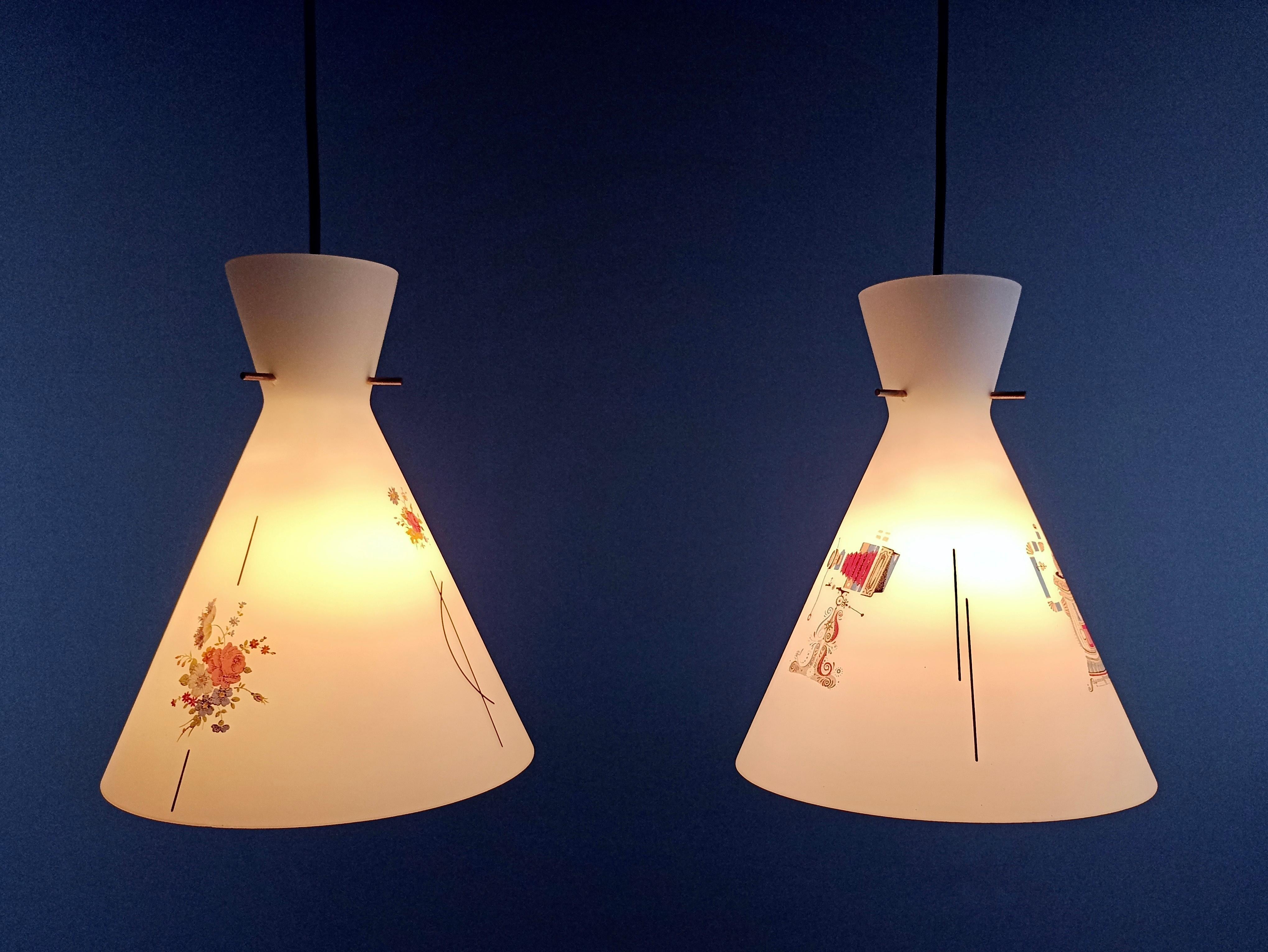 1950s Italian opaline glass with original decoration two-light pendant lamp.   For Sale 5