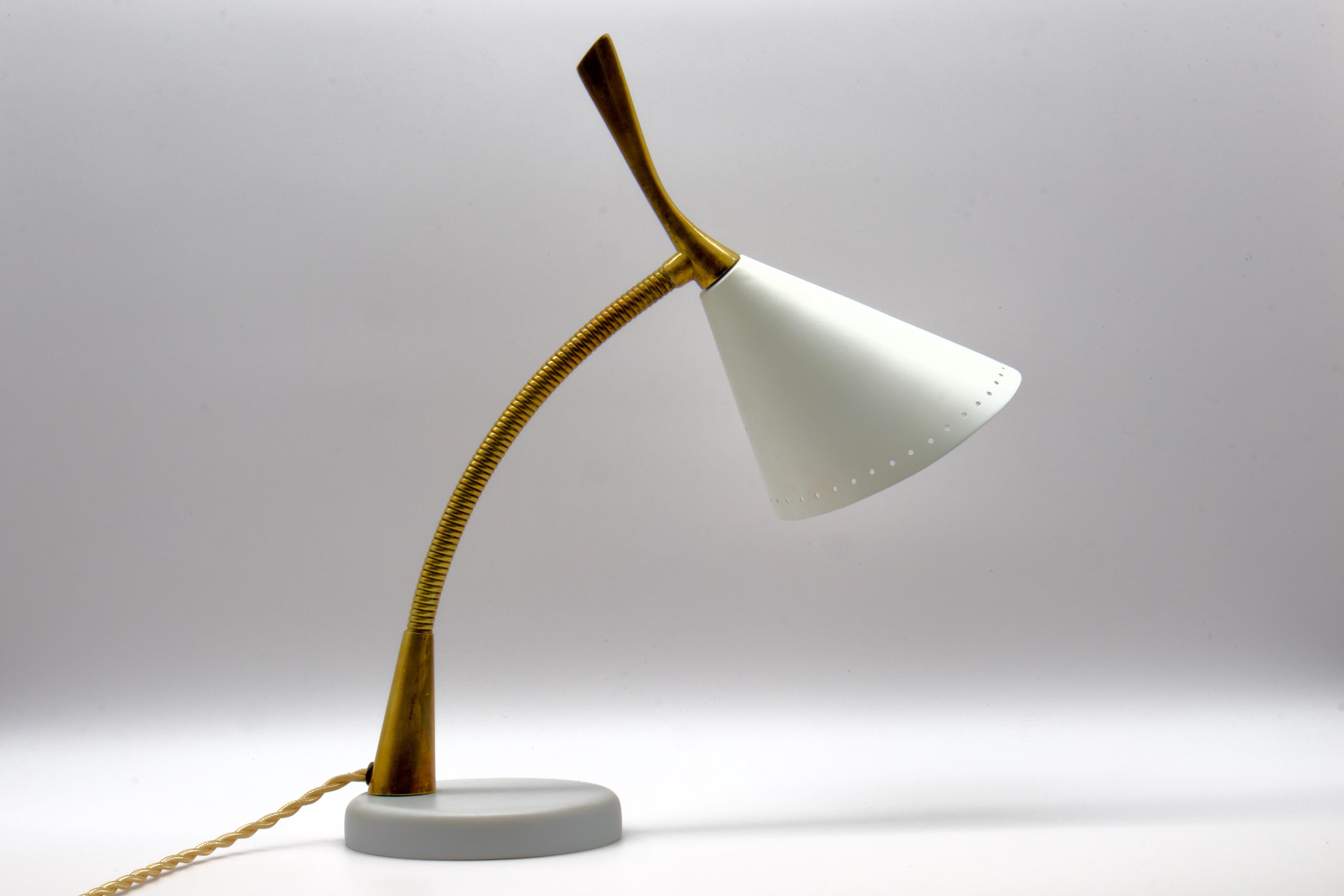 Superbe lampe de table Oscar Torlasco pour Lumi. Milano, Italie, années 1950. Base en marbre, tige articulée en laiton. Abat-jour laqué en blanc ivoire.