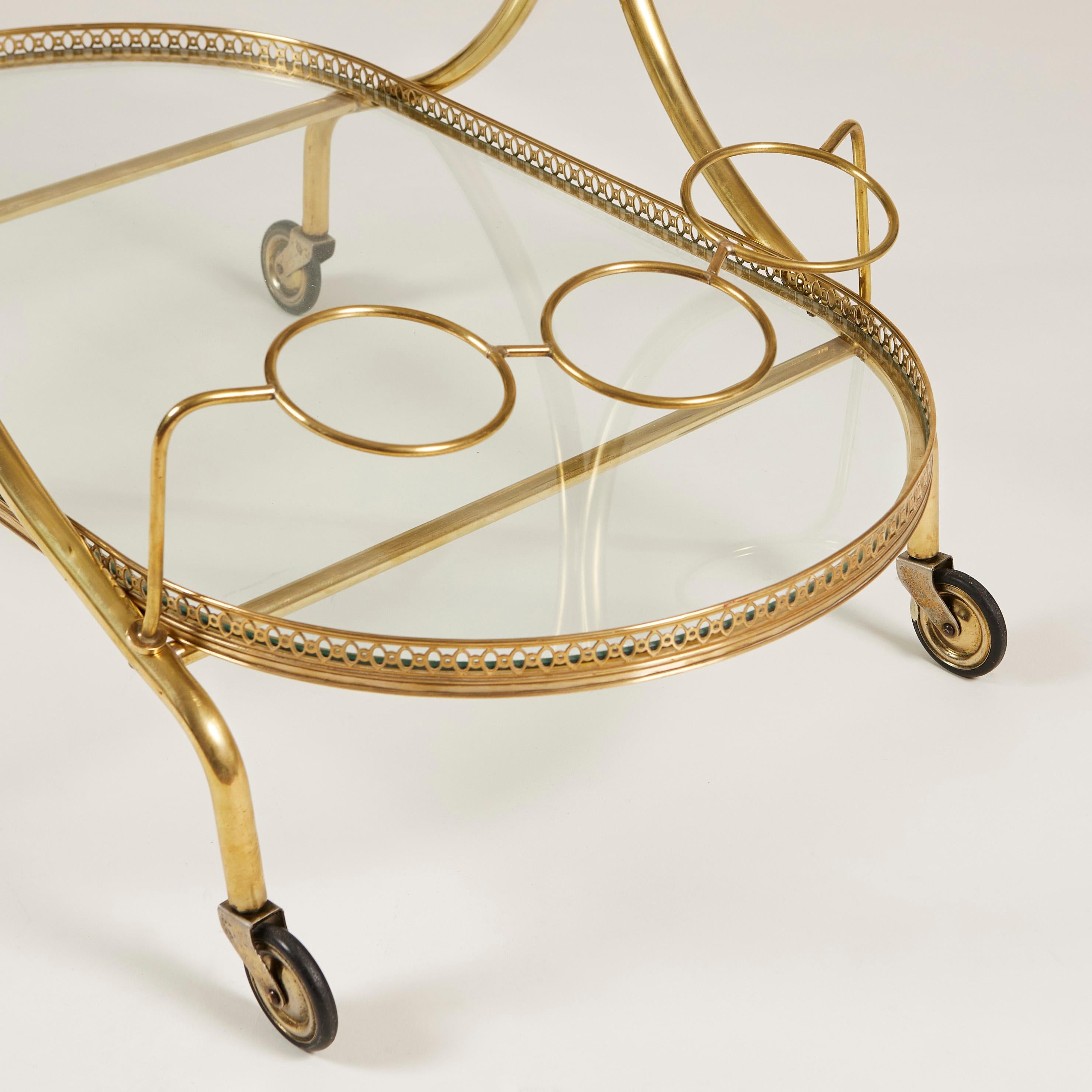 Chariot à boissons ovale en laiton italien des années 1950 en vente 3