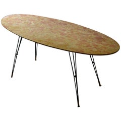 Ovaler Marmor-Cocktailtisch auf schwarzen Spinnenbeinen, 1950er Jahre, italienisch