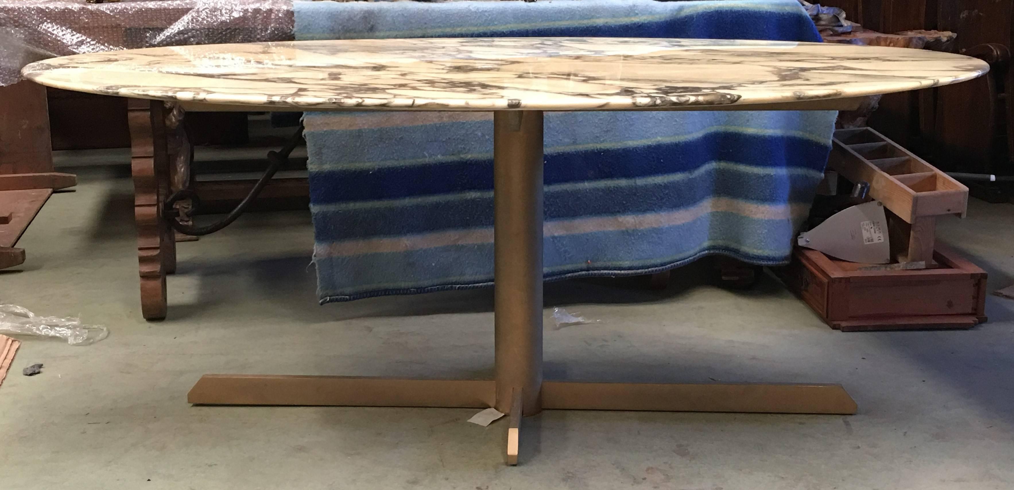 1950s Italian Oval Marble Dining Table on Sculptural Brass Pedestal Base In Good Condition In Miami, FL