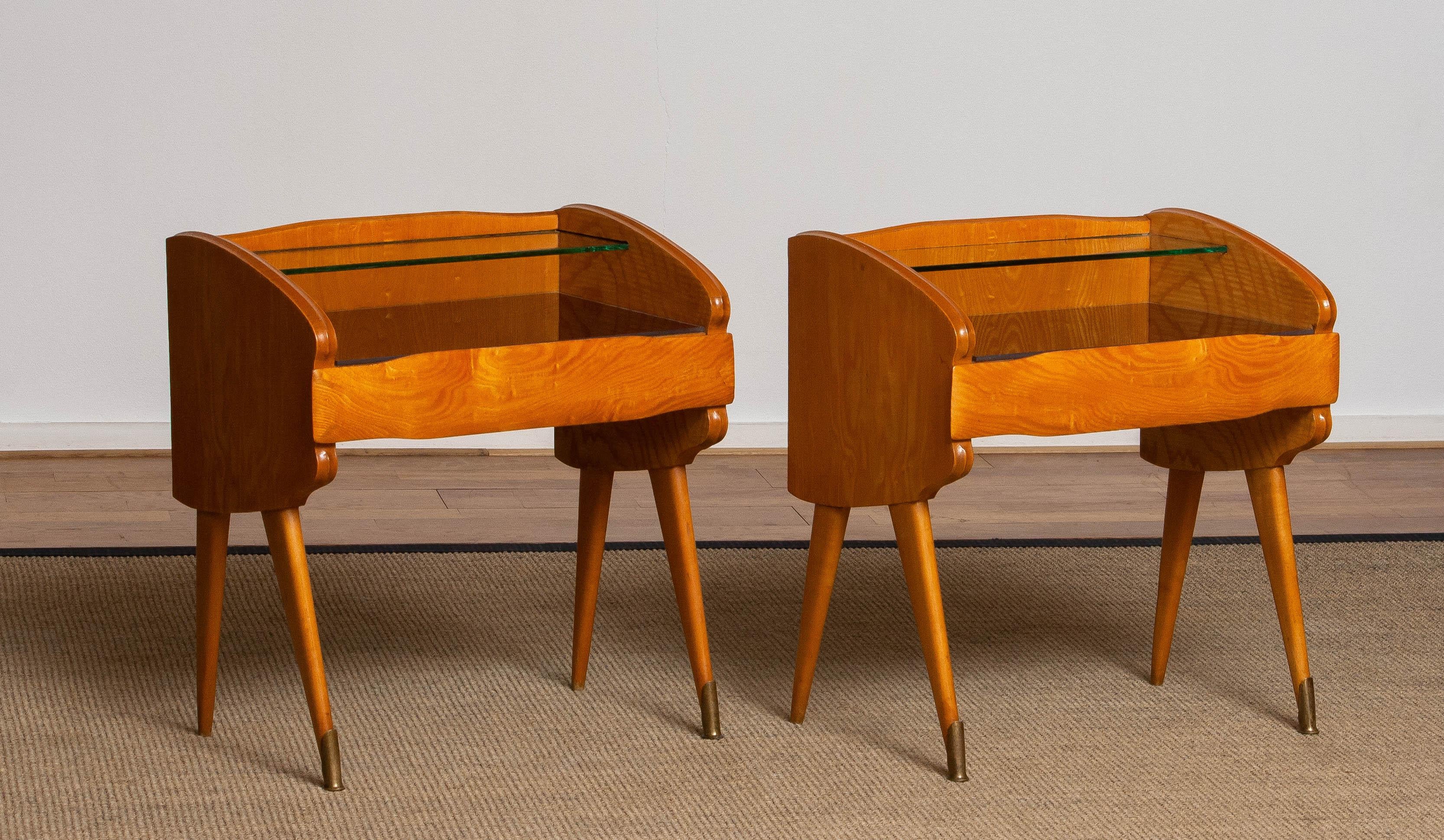 Veneer 1950's Italian Pair Maple and Glass Bedside Tables / Nightstands by Paolo Buffa