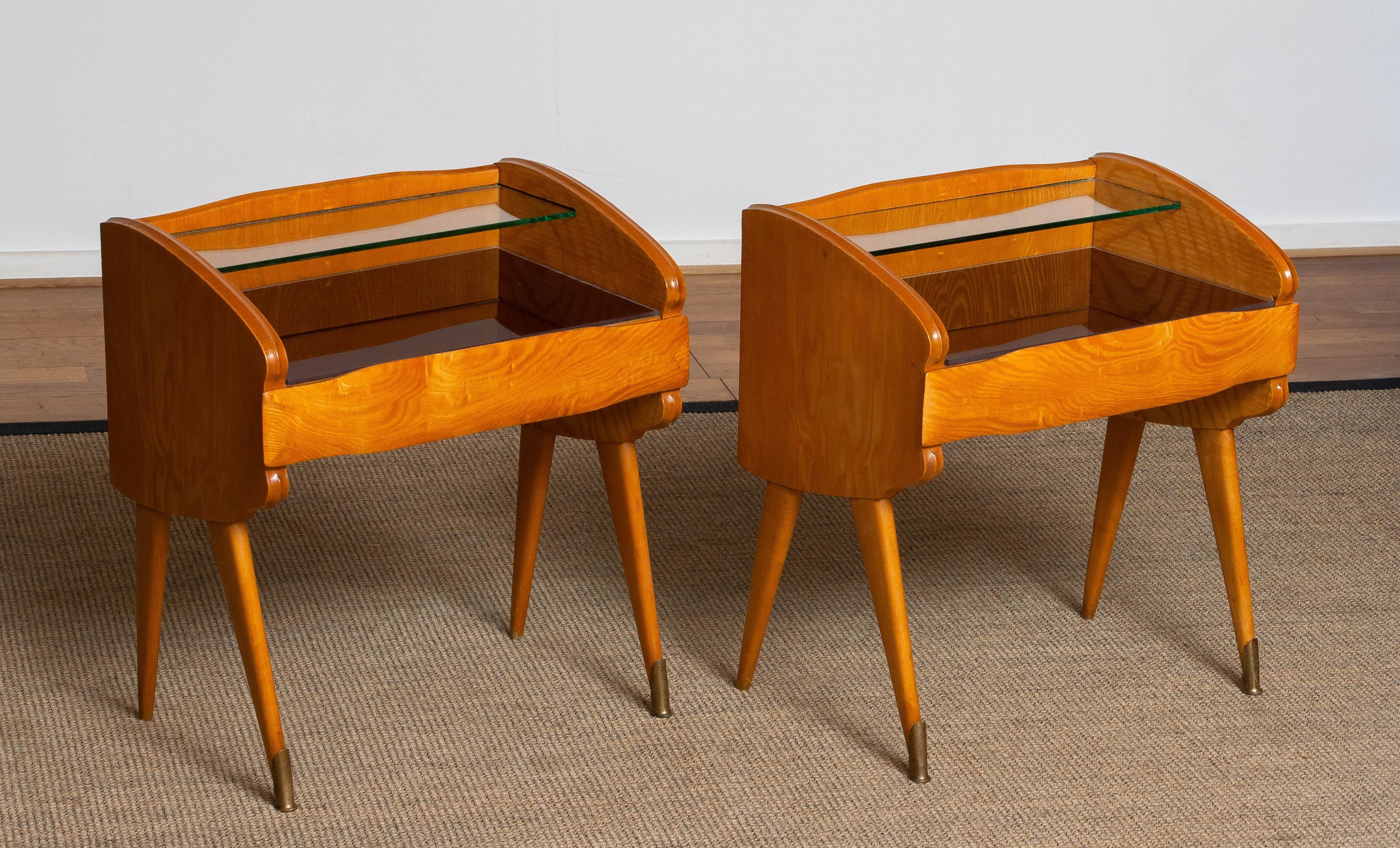 1950's Italian Pair Maple and Glass Bedside Tables / Nightstands by Paolo Buffa In Good Condition In Silvolde, Gelderland