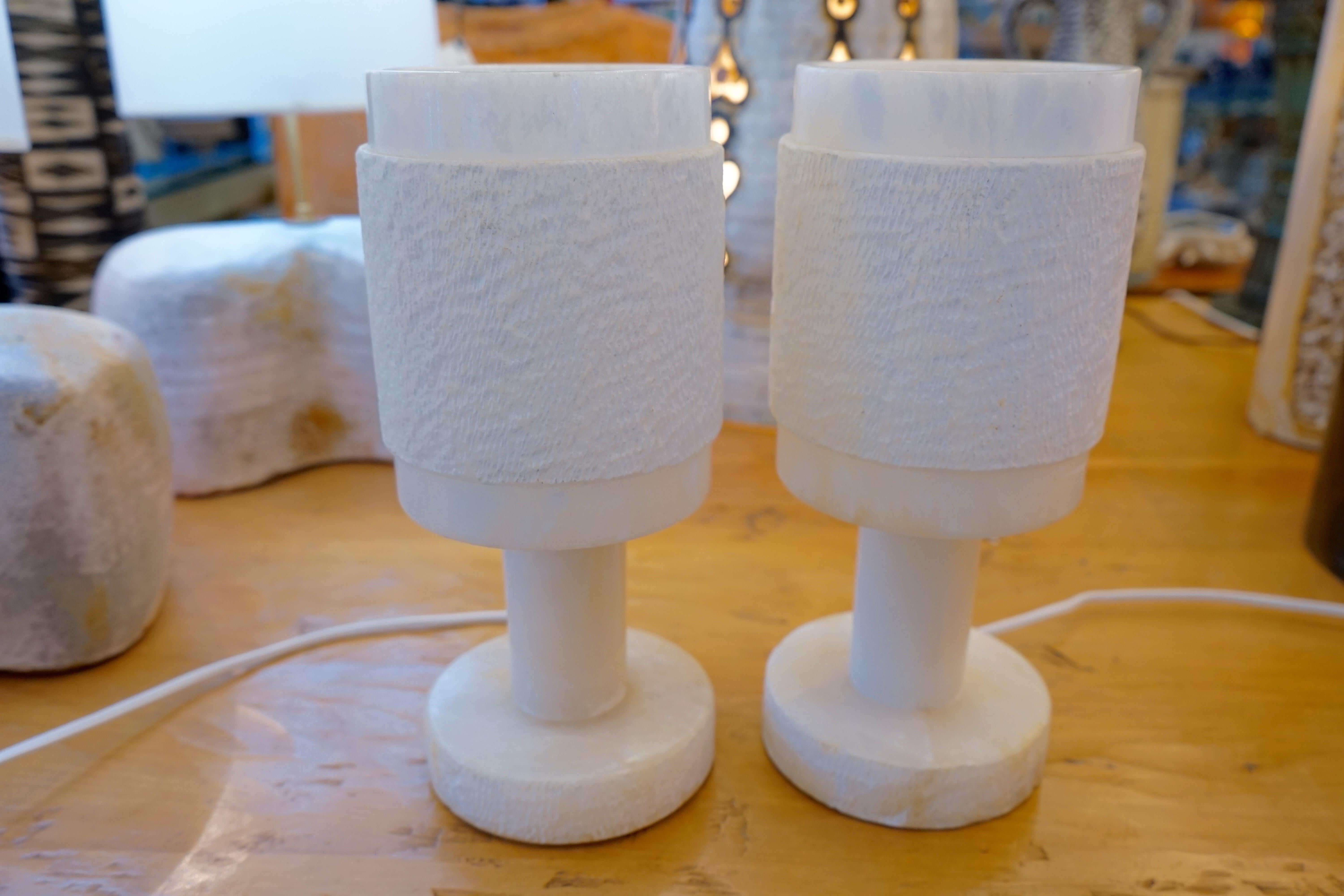 1950s Italian Pair of White Alabaster Lamps with Carved Shades 2