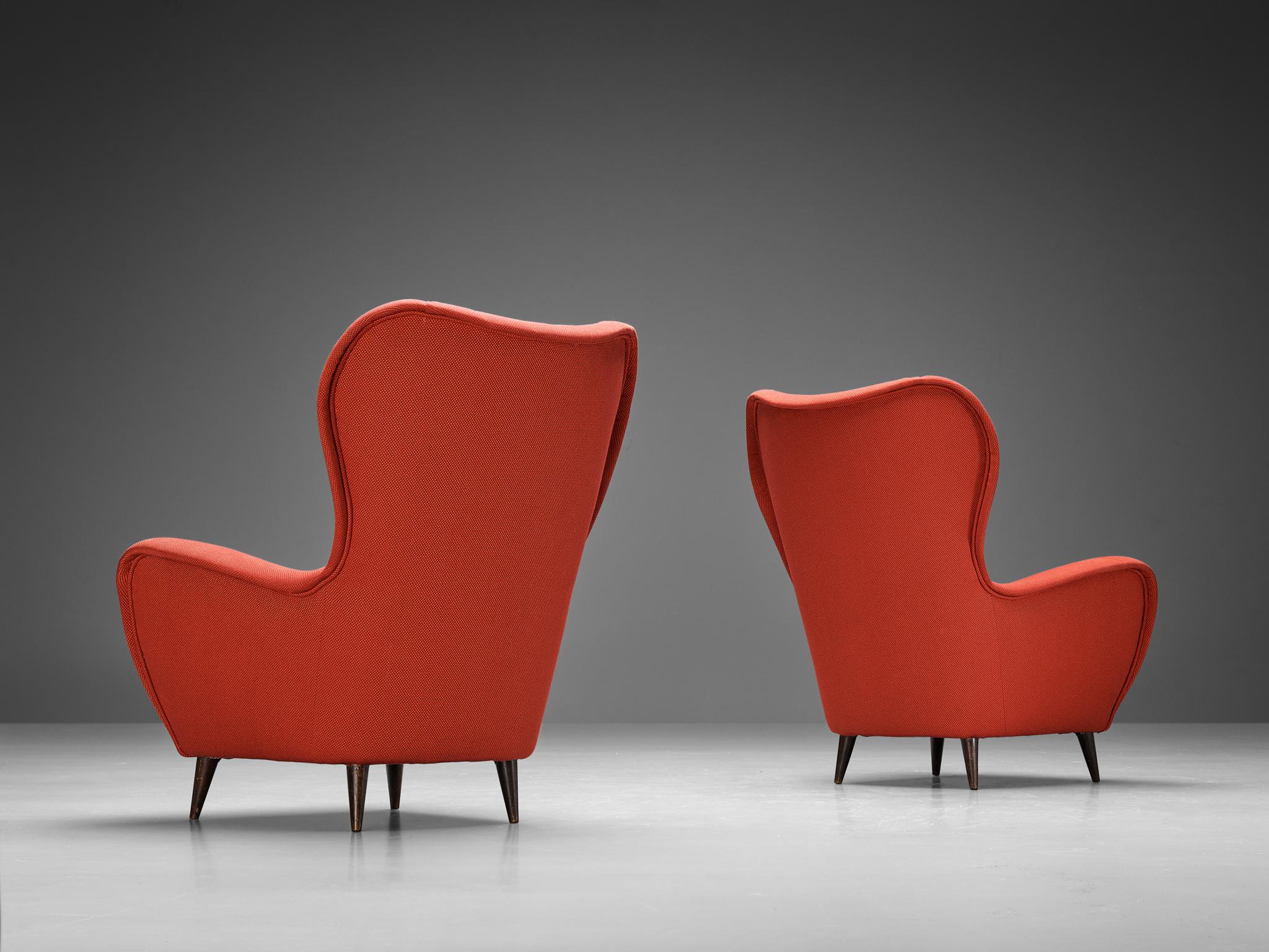 1950s Italian Pair of Wingback Chairs in Red Upholstery and Wood In Good Condition For Sale In Waalwijk, NL