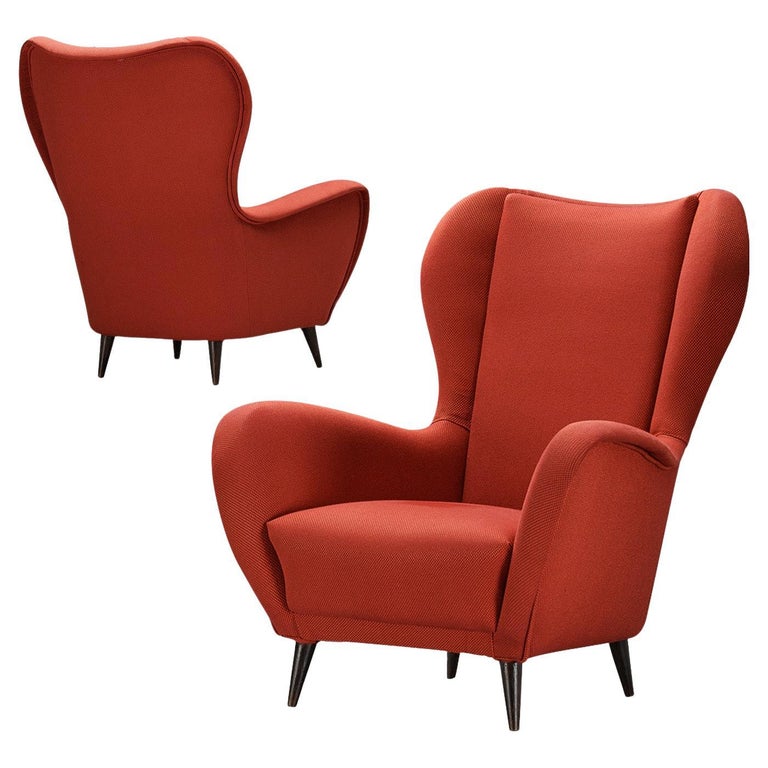 1950er Jahre Italienisches Paar Ohrensessel mit roter Polsterung und Holz im Angebot bei 1stDibs Deutschland