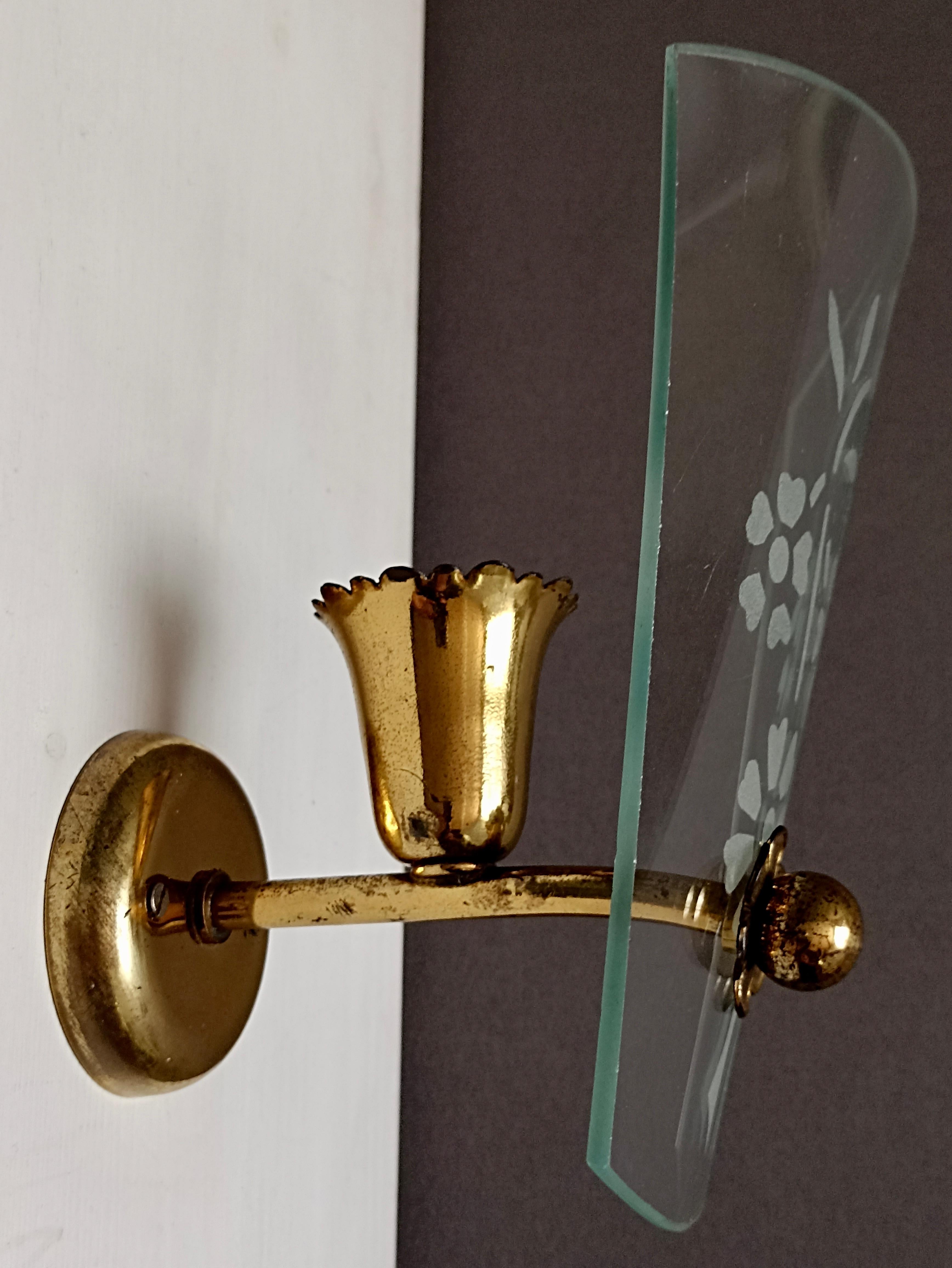 Beveled 1950s Italian Pietro Chiesa style wall lamp, solid brass and glass lampshade. For Sale