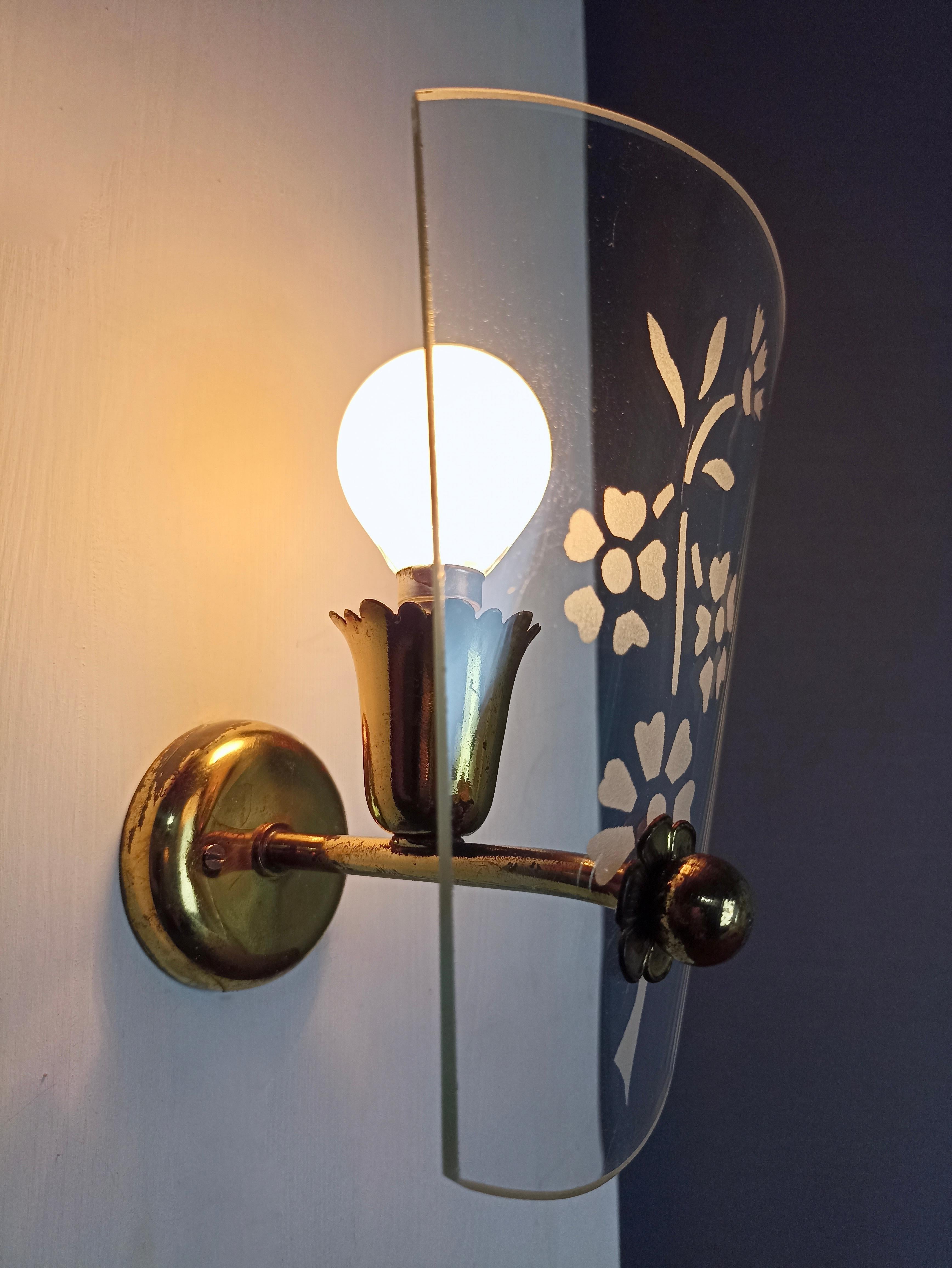 Brass 1950s Italian Pietro Chiesa style wall lamp, solid brass and glass lampshade. For Sale