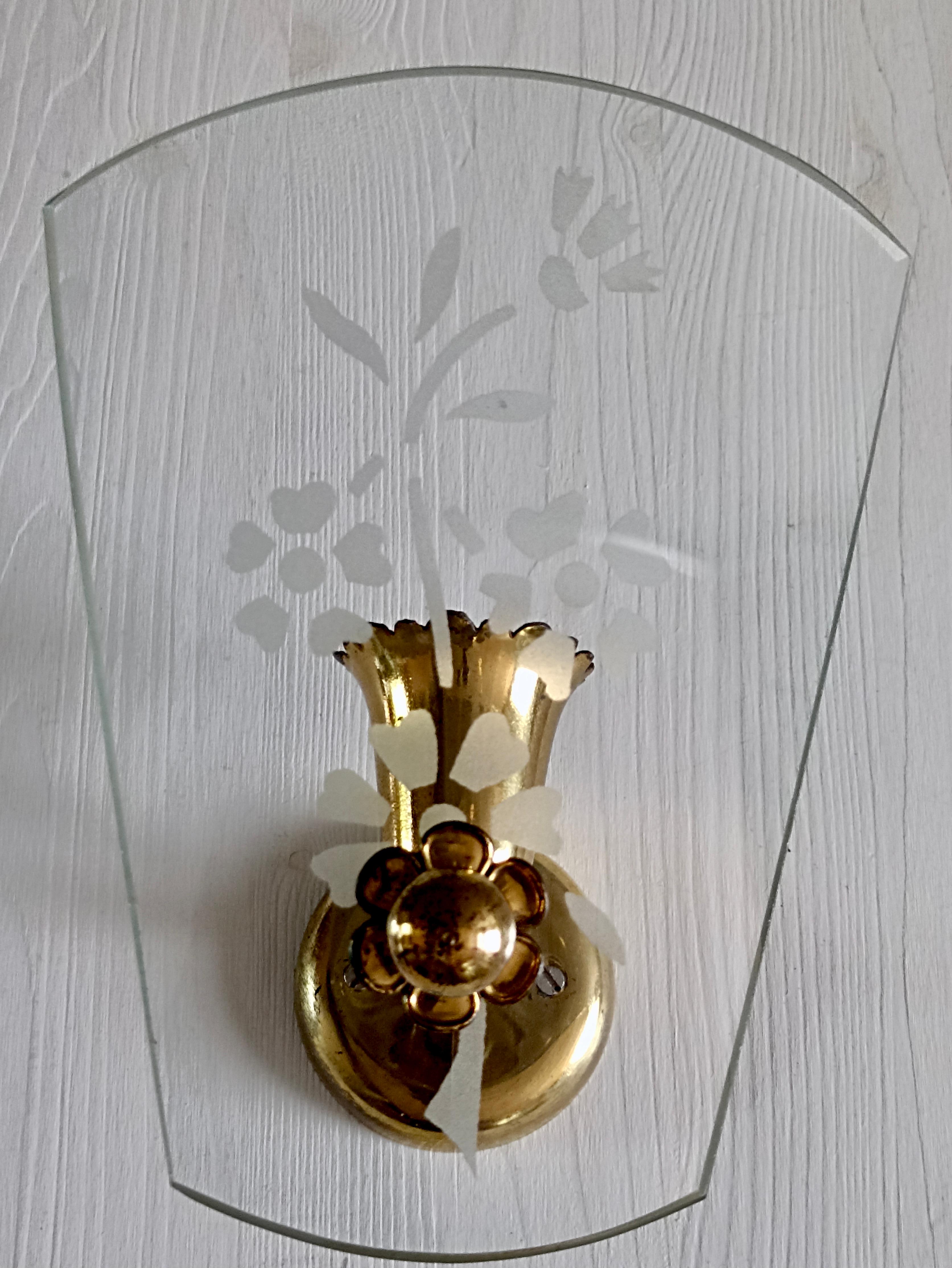 1950s Italian Pietro Chiesa style wall lamp, solid brass and glass lampshade. For Sale 1