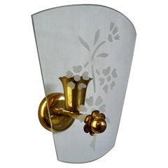 Vintage 1950s Italian Pietro Chiesa style wall lamp, solid brass and glass lampshade.