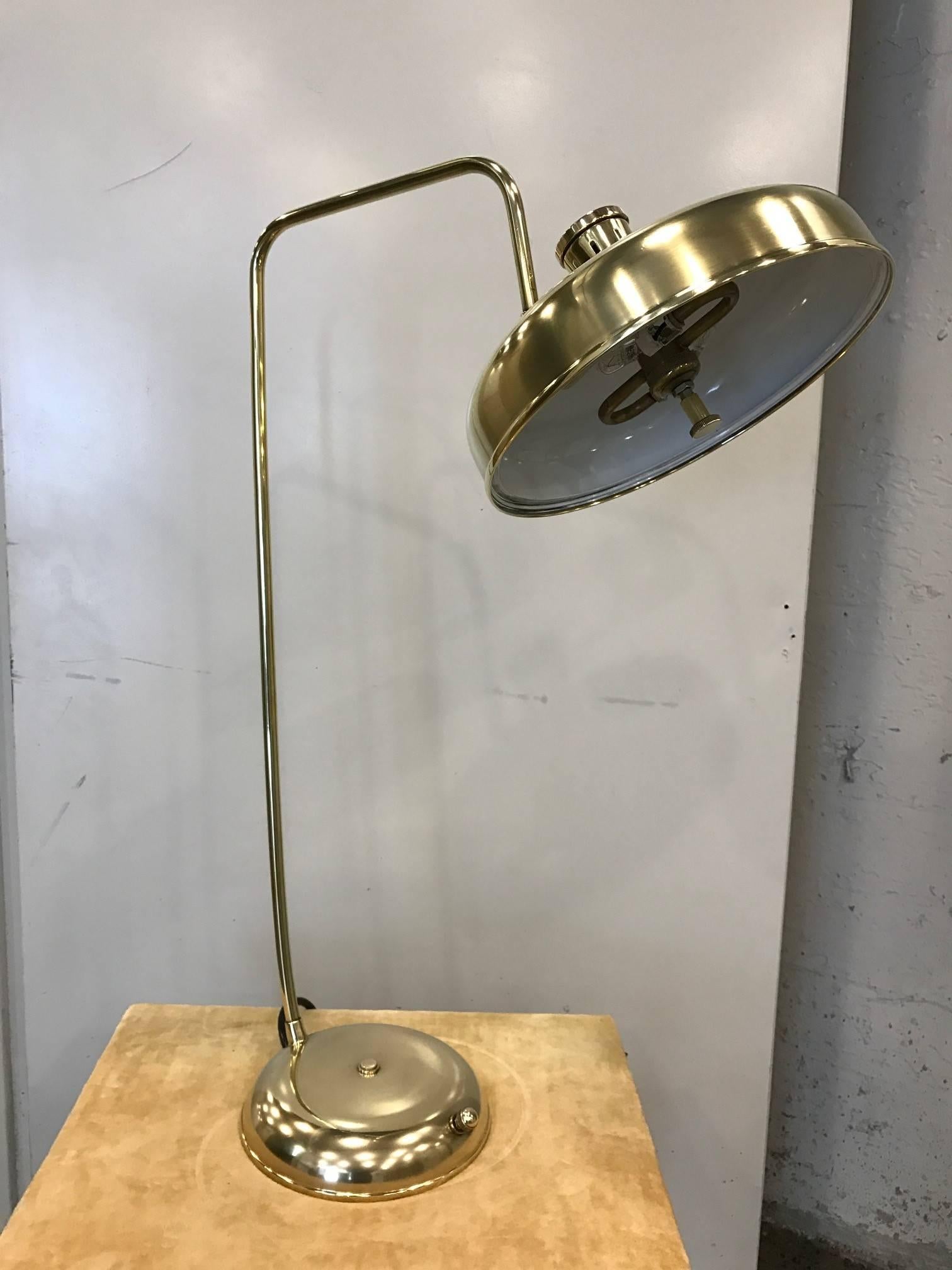lampe de bureau italienne des années 1950 en laiton poli. A une teinte directionnelle. Lampe de style industriel.
Mesures : 30.5 de hauteur, abat-jour 12 de diamètre, base 8,5 de diamètre.