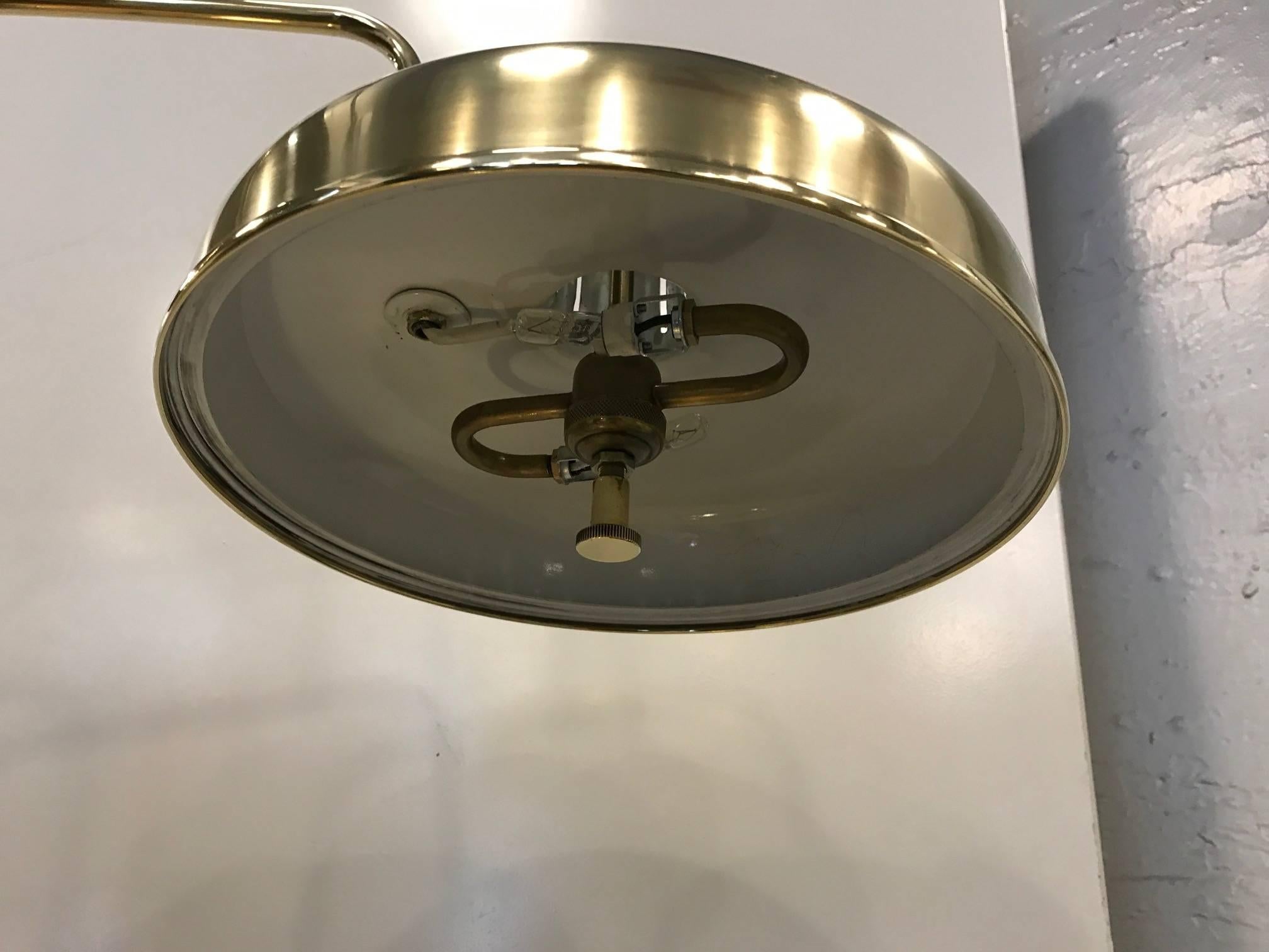 Milieu du XXe siècle lampe de bureau italienne des années 1950 en laiton poli en vente