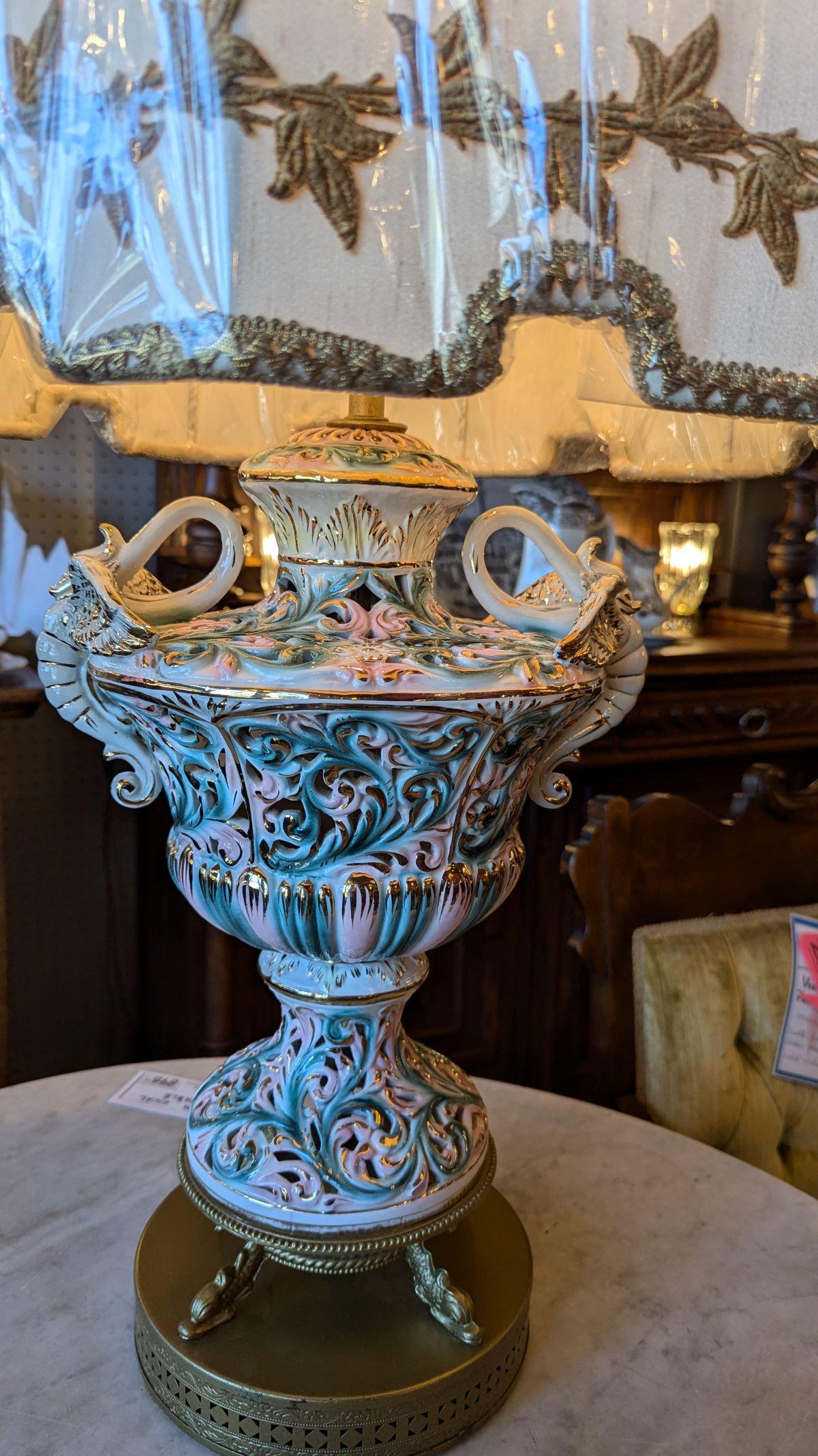 Pareja de lámparas urna de porcelana italiana de los años 50 Regencia de Hollywood en venta