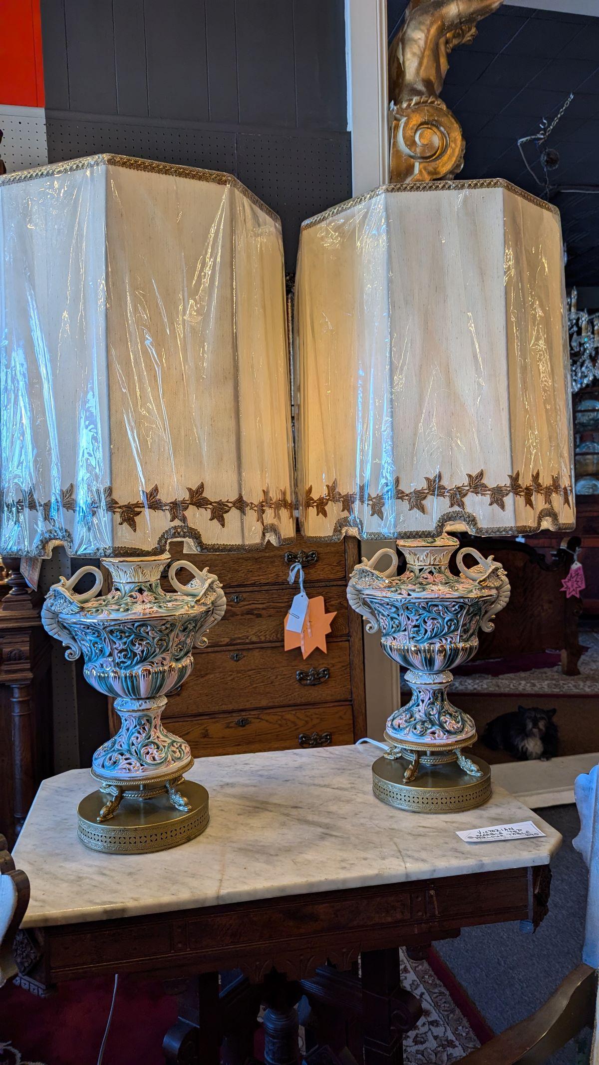 Pareja de lámparas urna de porcelana italiana de los años 50 Latón en venta