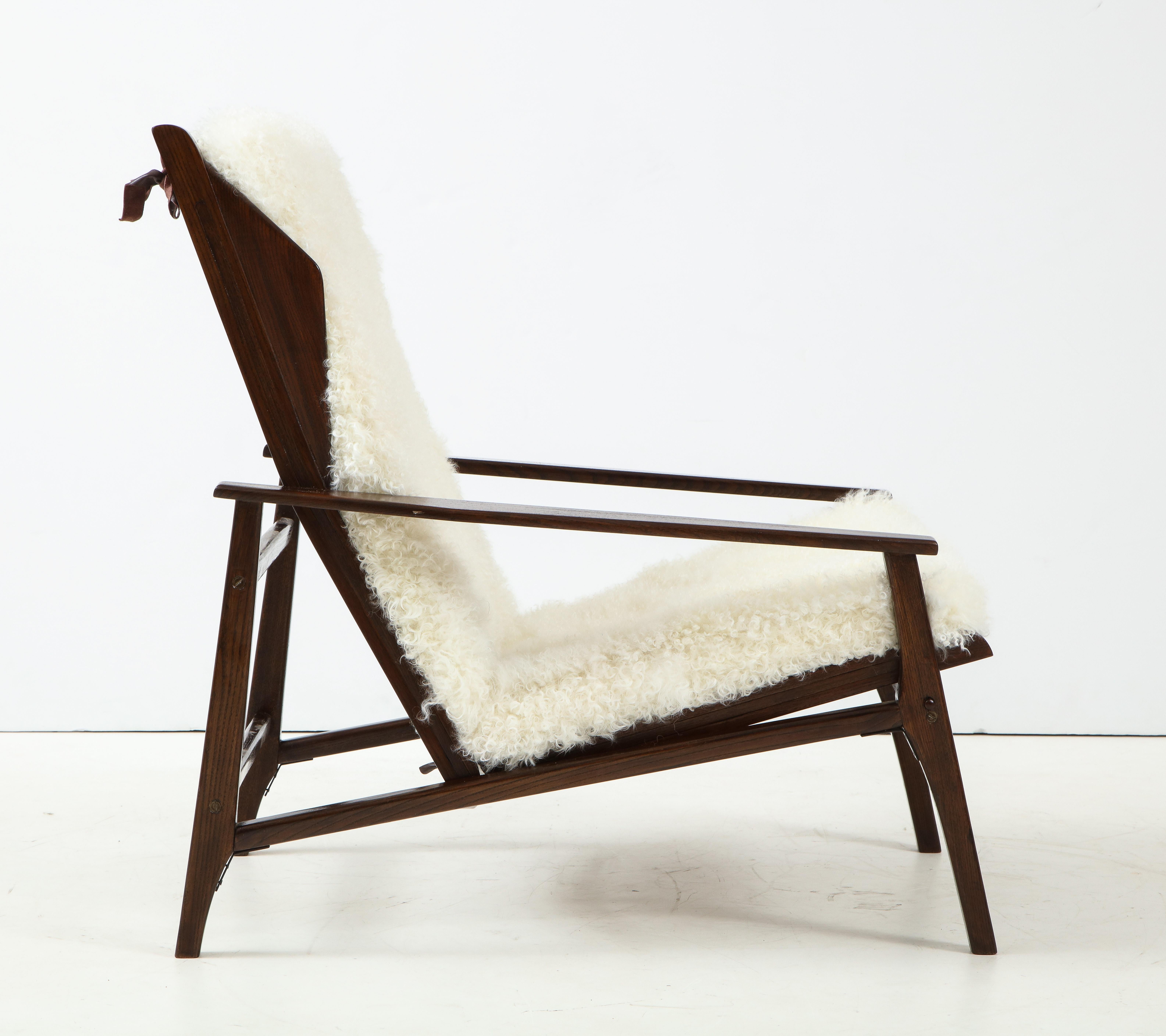 1950s Italian Oak Reclining Lounge Chair in White Kalgan Lambskin In Good Condition In New York, NY