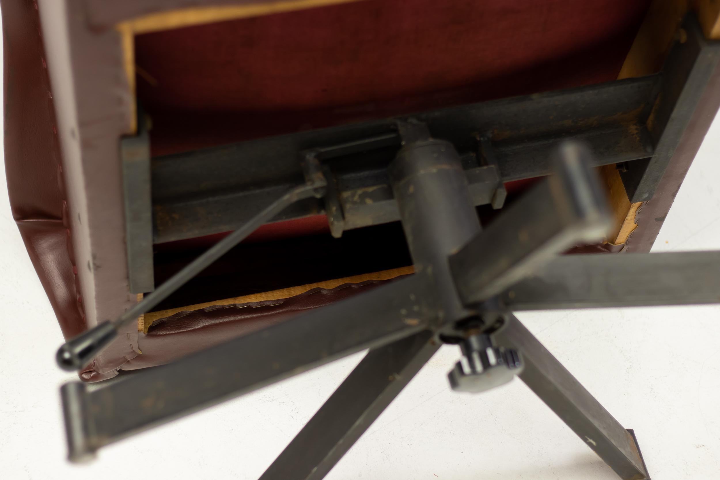 Silla reclinable italiana de los años 50 en naugahyde color sangre de buey en venta 2