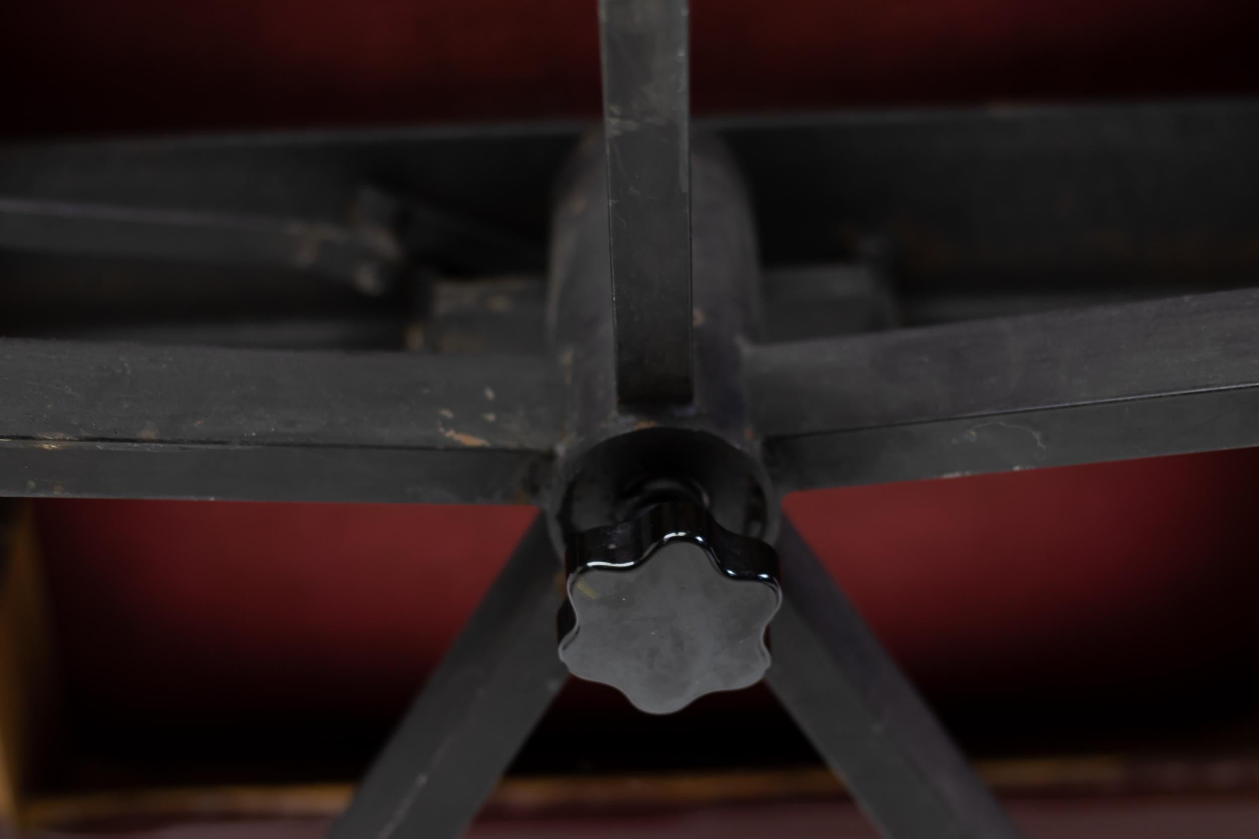 Silla reclinable italiana de los años 50 en naugahyde color sangre de buey en venta 3