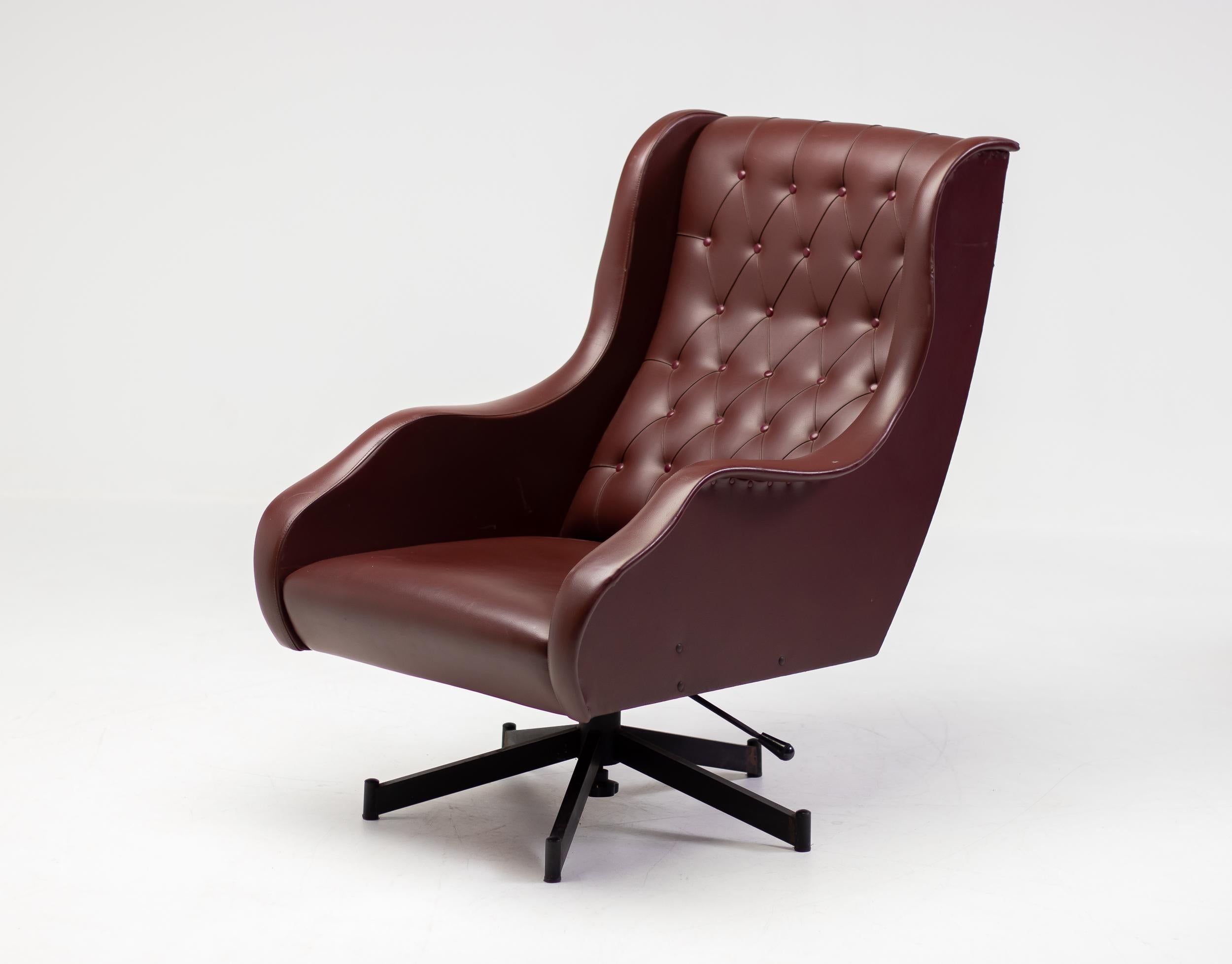 Silla reclinable italiana de los años 50 en naugahyde color sangre de buey Esmaltado en venta