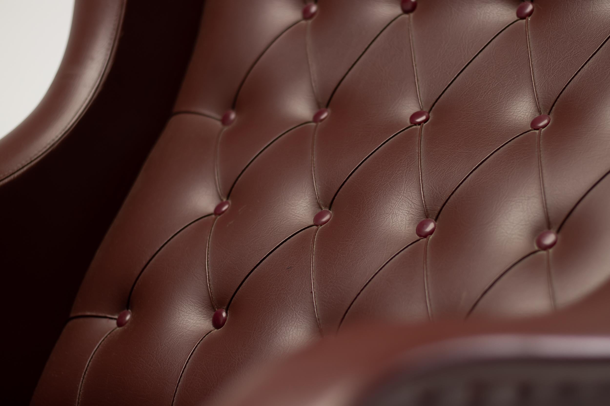 Silla reclinable italiana de los años 50 en naugahyde color sangre de buey en Bueno estado para la venta en Dronten, NL