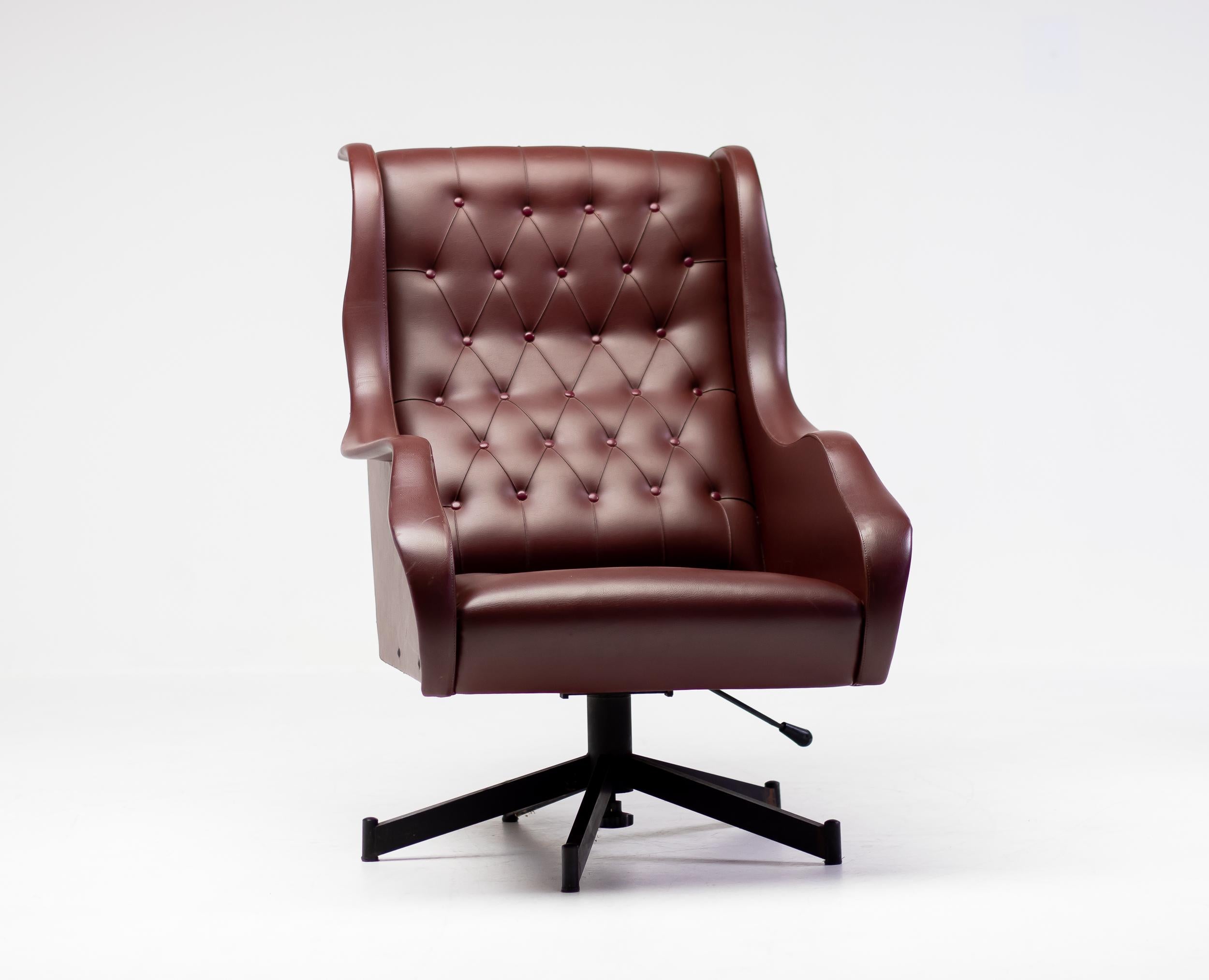 Silla reclinable italiana de los años 50 en naugahyde color sangre de buey siglo XX en venta