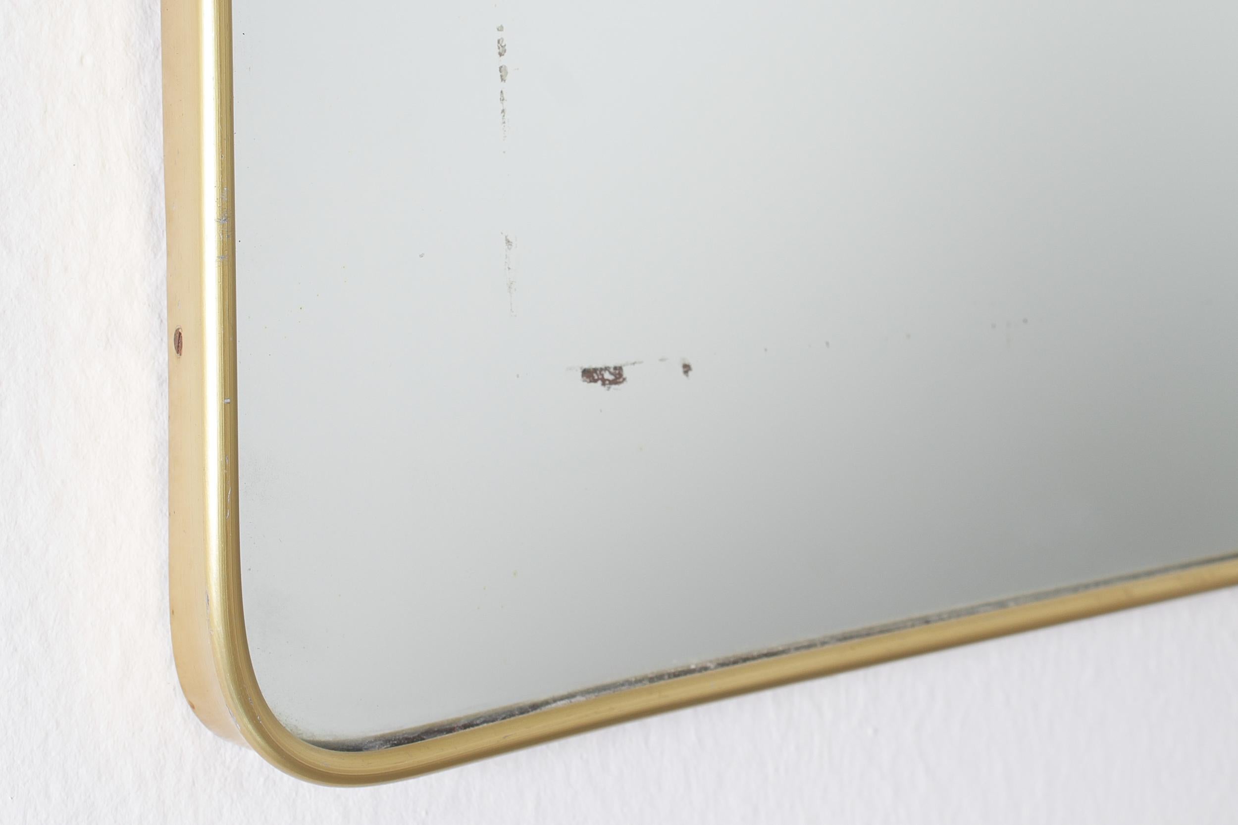 Milieu du XXe siècle Miroir italien des années 1950 à encadrement rectangulaire en laiton doré en vente
